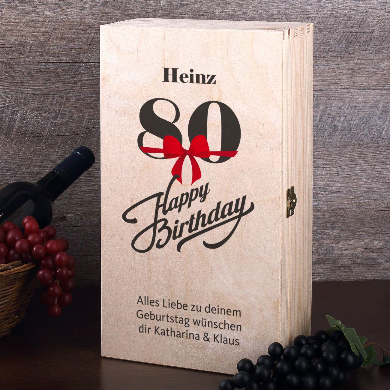 Herz & Heim® Bree Weingeschenk zum 80. Geburtstag mit graviertem Weinglas und Bree Wein zur Auswahl in Weinkiste mit Aufdruck Rot
