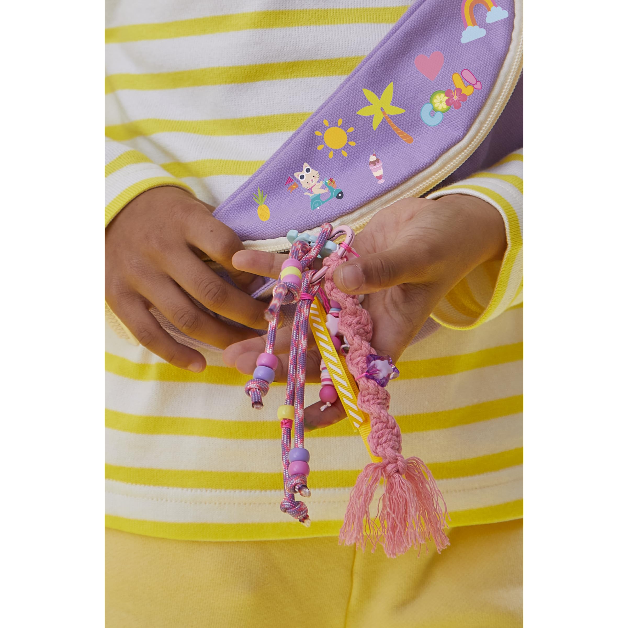 Janod – Kit Créatif Bijoux de Sac – 6 Accessoires à Personnaliser (4 Grands Bijoux + 2 Grigris) – Perles Colorées, Fils Macramé, Rubans – Activité DIY Dès 7 Ans – Coffret Cadeau
