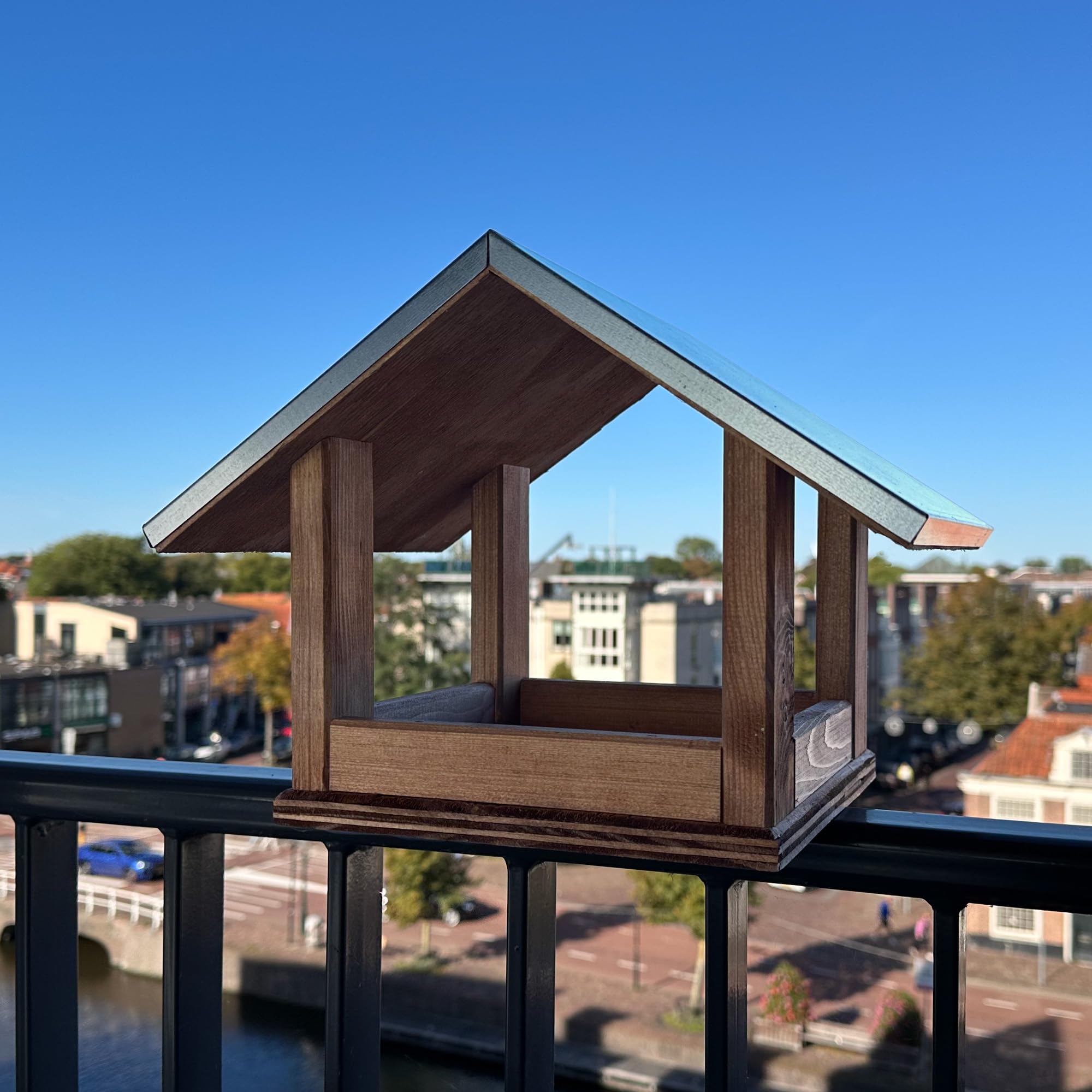 GARTENETAGE Vogelhaus mit Metalldach und Balkonhalterung – wetterfestes Futterhaus aus Kiefernholz für Wildvögel, Meisen, Rotkehlchen & Spatzen – robuste Vogelstation für Balkon & Terrasse