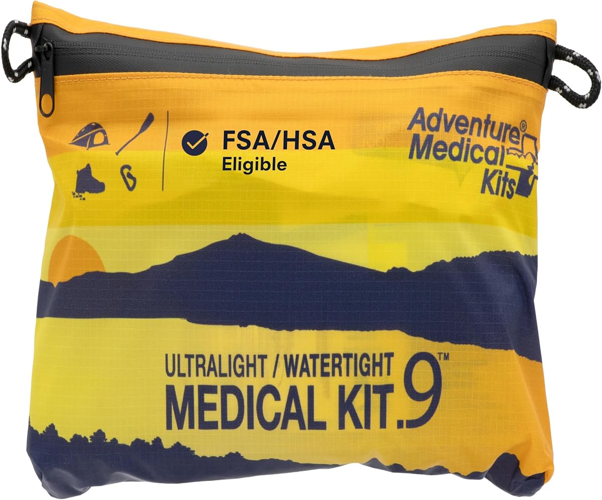 Adventure Medical Kits Botiquín médico ultraligero/hermético .9, (4 personas) | Incluye bolsa interior impermeable DryFlex con vendajes, gasas y medicamentos para el cuidado de heridas, además de Moleskin para aliviar las ampollas.