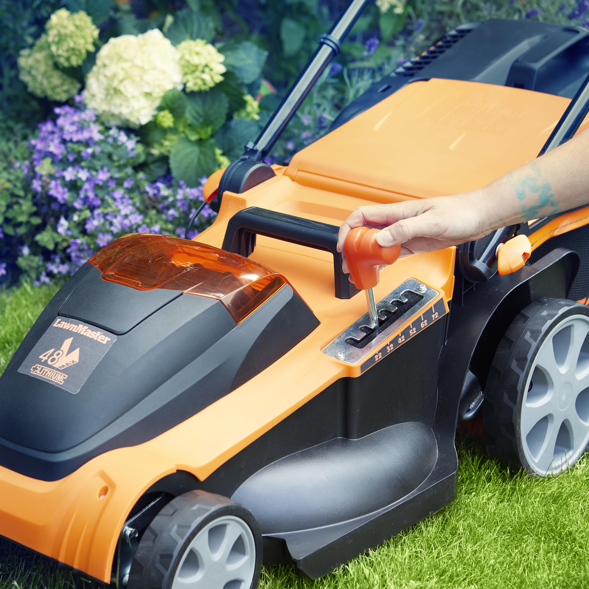 LawnMaster Cortacésped inalámbrico de 48 V y 41 cm con un Juego de Dos baterías de Iones de Litio MX 24 V 4,0 Ah, 2 Cargadores rápidos, Peine de Borde, Rodillo Trasero y función de mantillo.