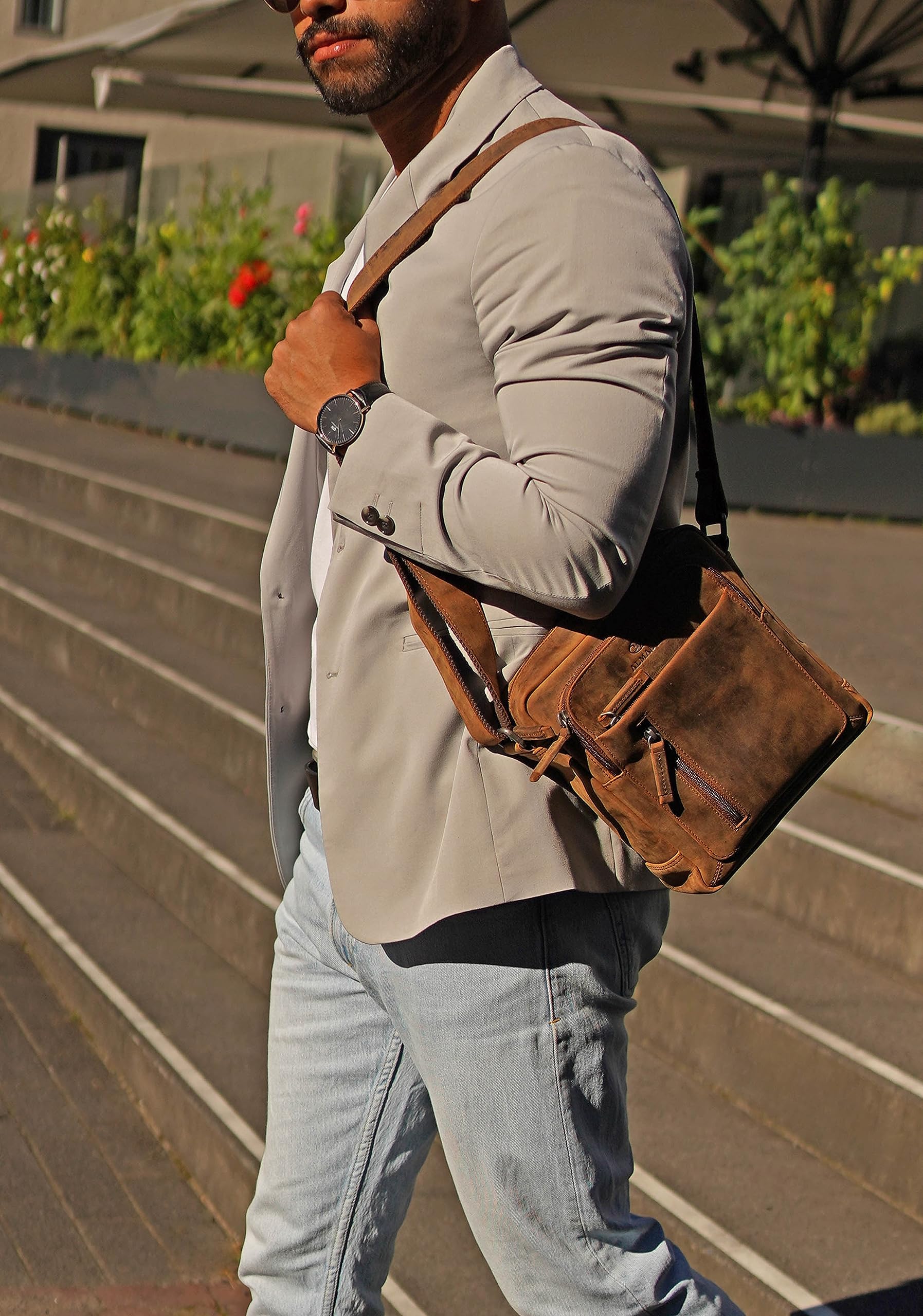 ALMADIH Leder Umhängetasche FINN Premium Rindsleder – Kompakte Messenger Schultertasche Freizeittasche City Bag Tablet Ledertasche kleine Herren Damen Unisex Tasche vintage