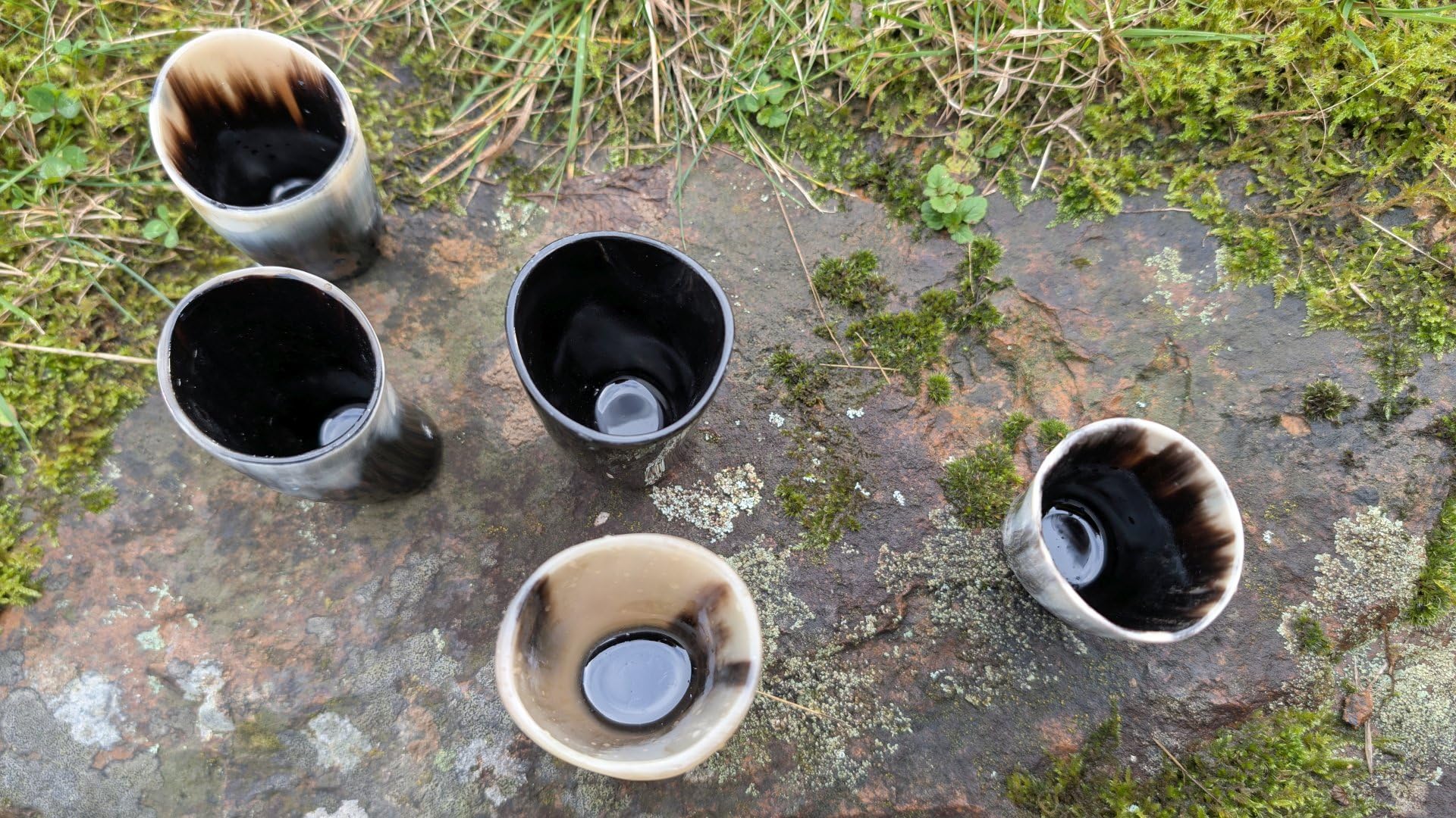 Frera Horn Becher, Traditioneller Trinkbecher aus Horn, Schwarz-Beige Marmoriert, 40-50 ml Fassungsvermögen, Handgefertigt (5 Stück im Set)
