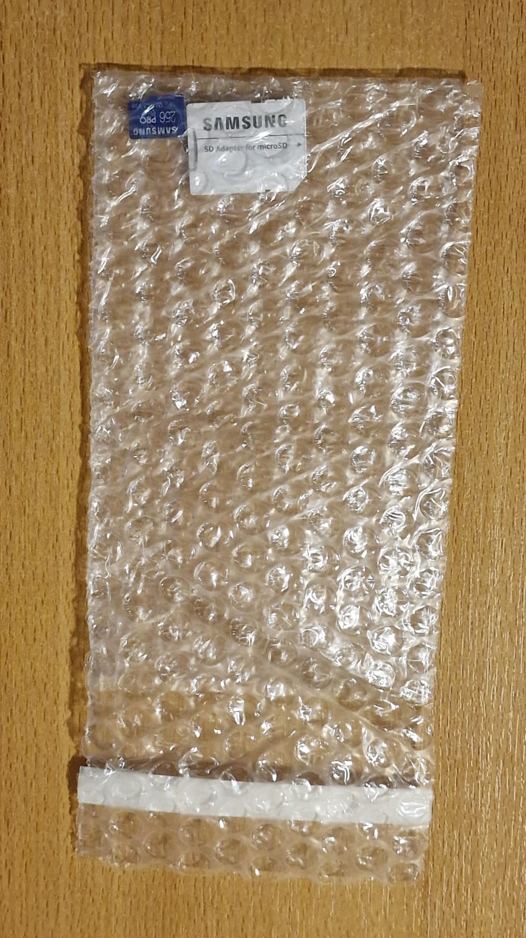 Up's  microSD-Karte in einer Folie?