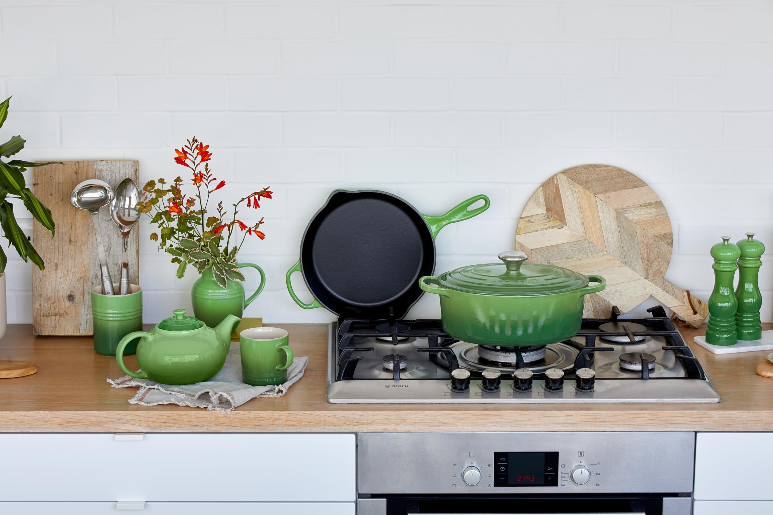Le Creuset Signature 21178274082430 żeliwna brytfanna z pokrywką, Ø 27 cm, owalna, nadaje się do wszystkich rodzajów kuchenek i płyt indukcyjnych, pojemność: 4,1 l, 4,425 kg, bambus