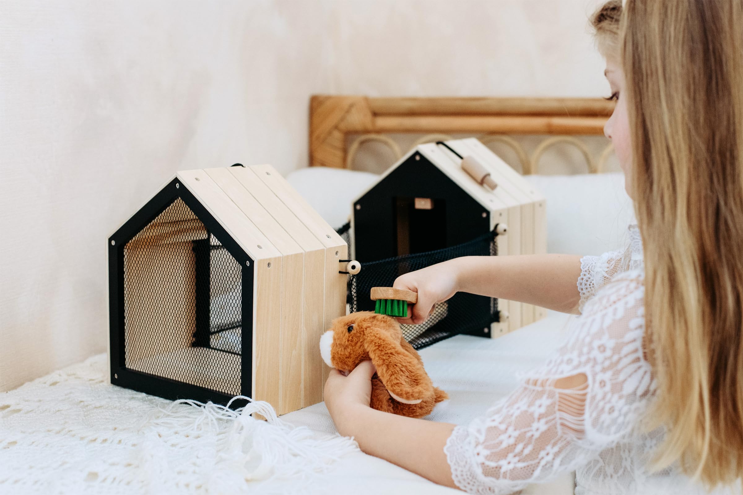 small foot Hasenstall mit Auslauf aus Holz, mit umfangreichem Zubehör, Rollenspielzeug für Kinder ab 3 Jahren, 12399