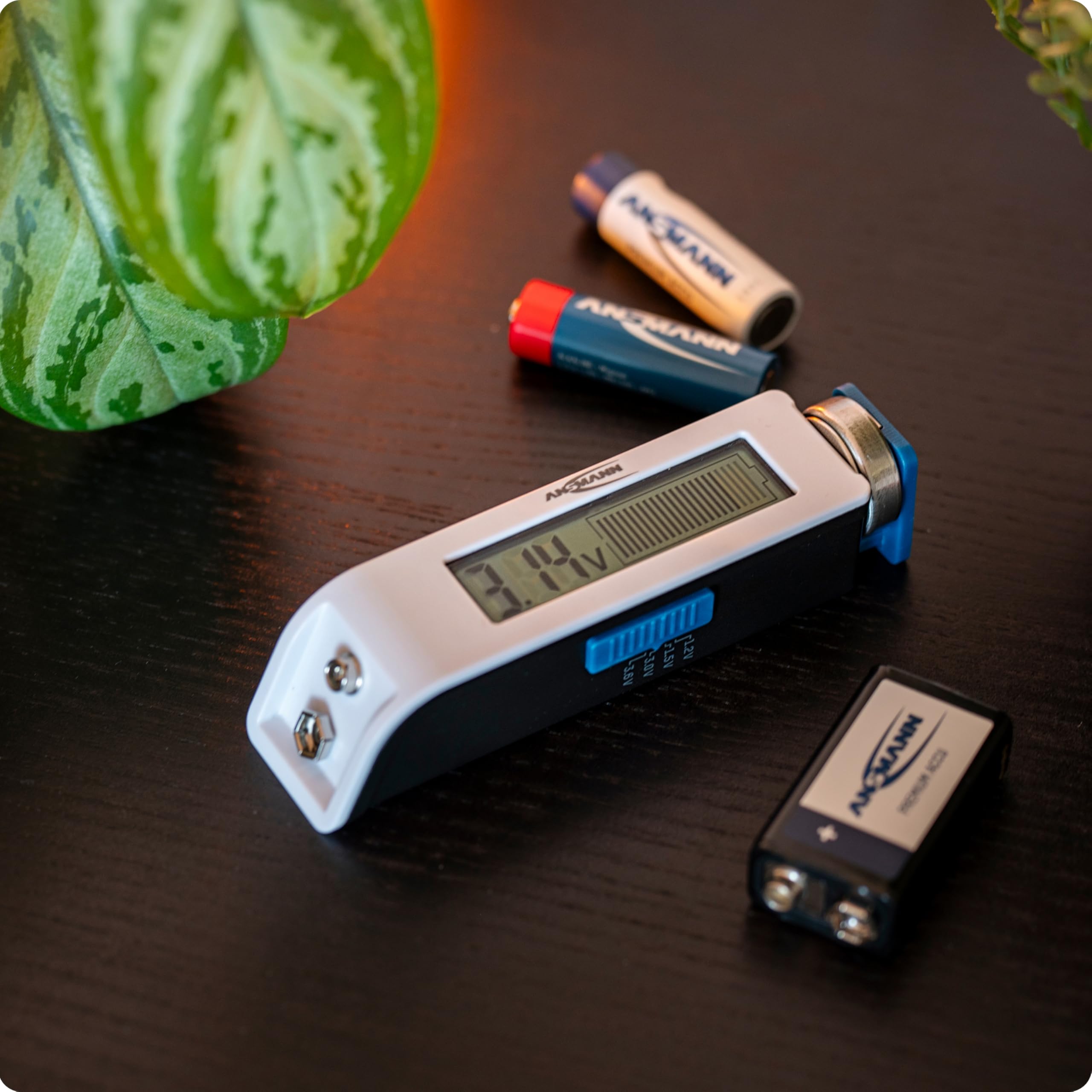 ANSMANN Testeur de piles pour piles rechargeables, piles & piles bouton au lithium usuelles (plus grandes que 2025) résultats précis sur écran LCD, test rapide & facile, Comfort Check compact