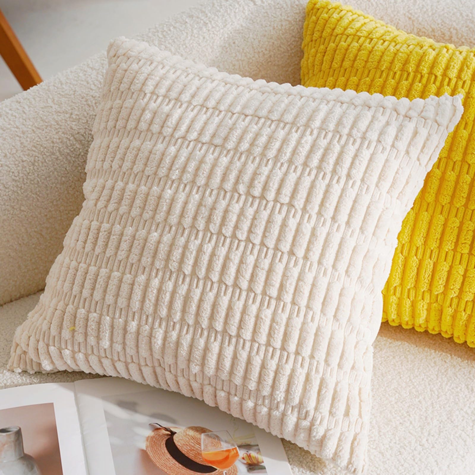 Housses de coussin vert olive en velours de prestige et marguerites brodées pour lit et canapé