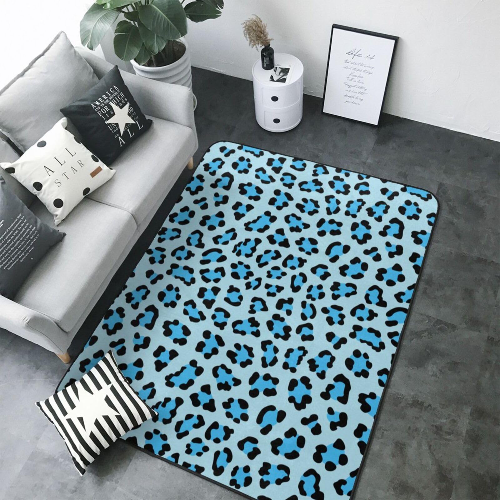 Tapis salon antidérapant fini les glissades avec ce grand tapis léopard bleu lavable
