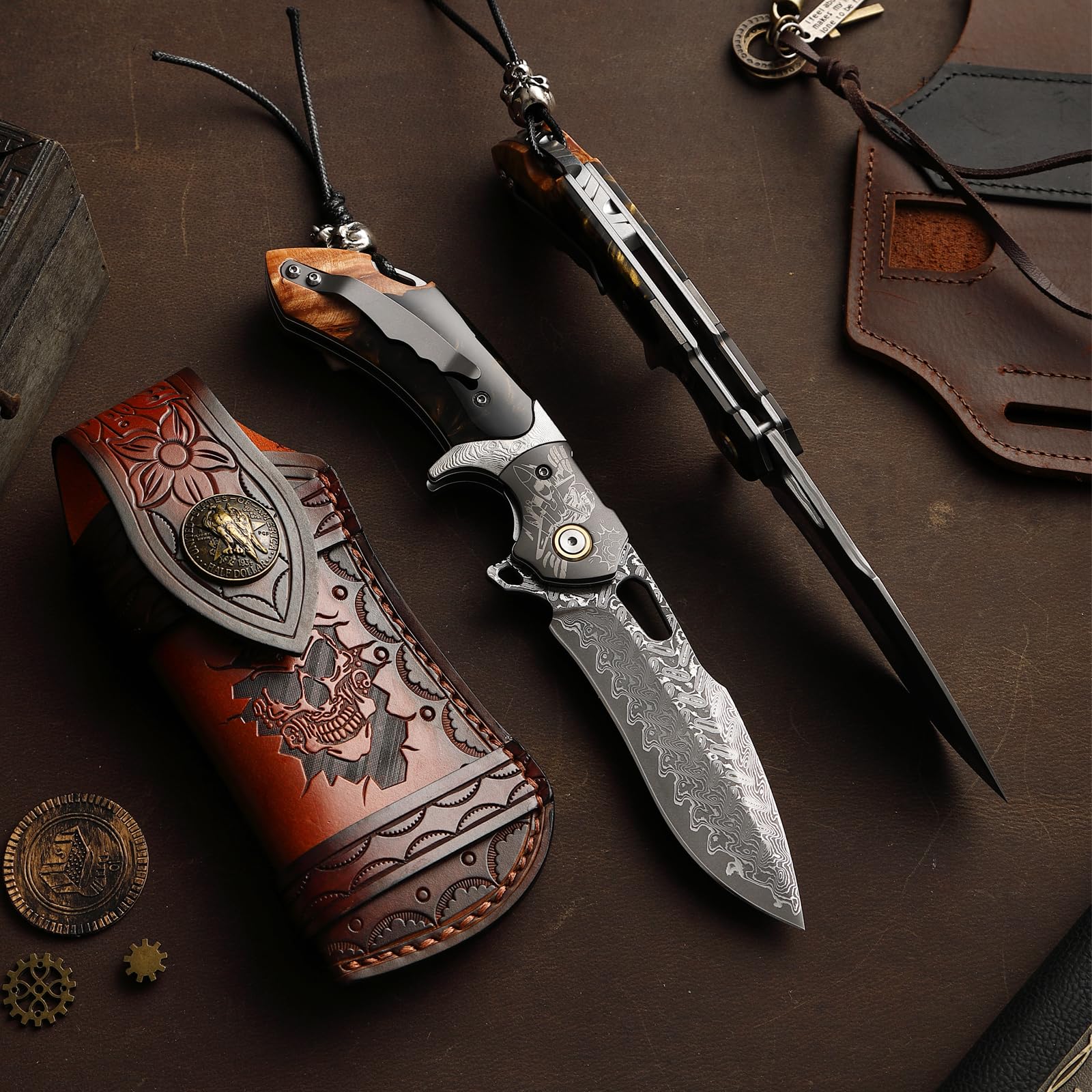 Handgefertigtes Klappmesser aus Damaszenerstahl, Taschenmesser für Herren, mit Lederscheide und Gürtelclip, Griff aus Ahorn mit Harzbeschichtung, ideal für Outdoor-Aktivitäten wie Wandern und Camping
