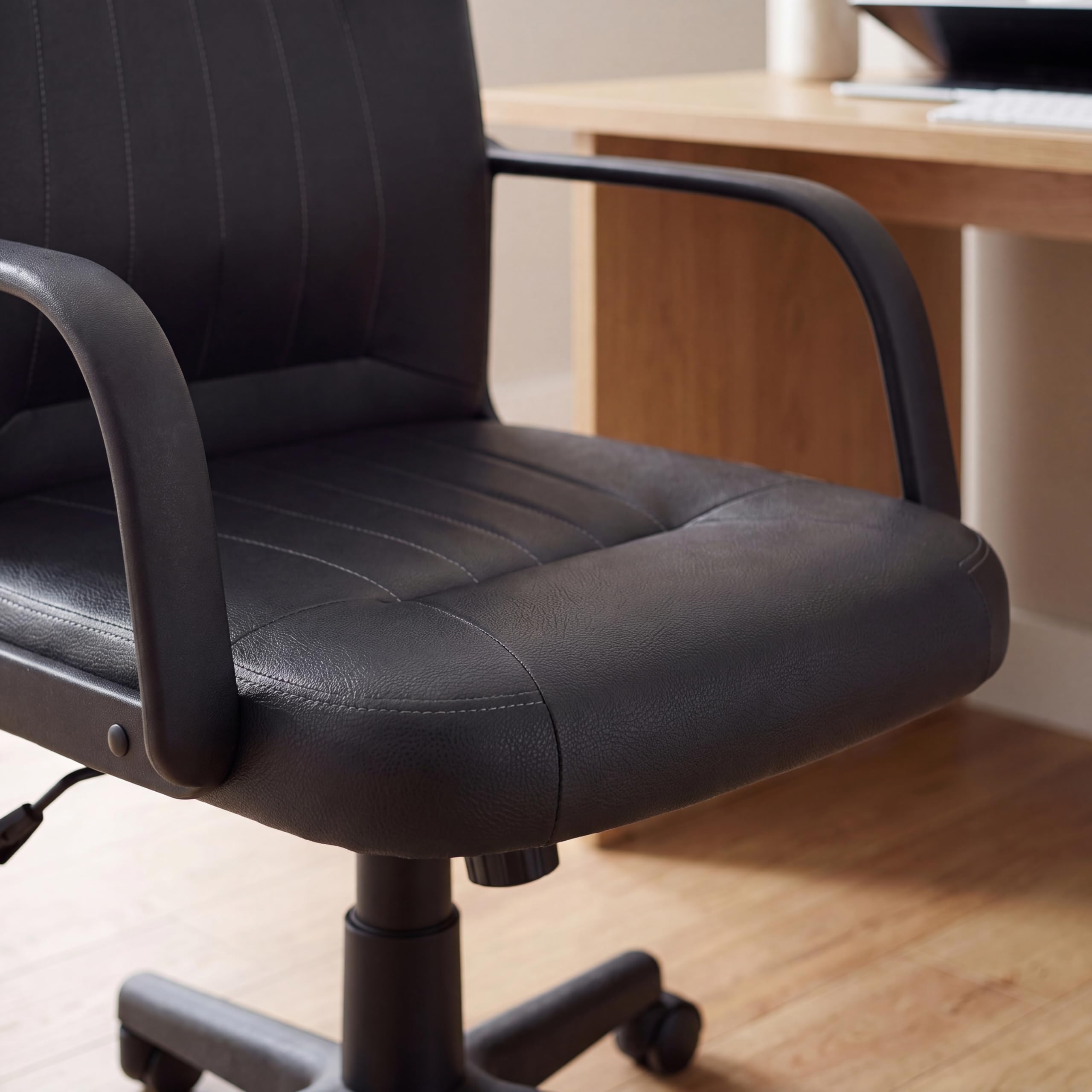 Vida Designs Morton - Silla de Oficina ejecutiva de Cuero de Altura Ajustable con Brazos y Ruedas para Trabajo en casa y Estudio (Negro)