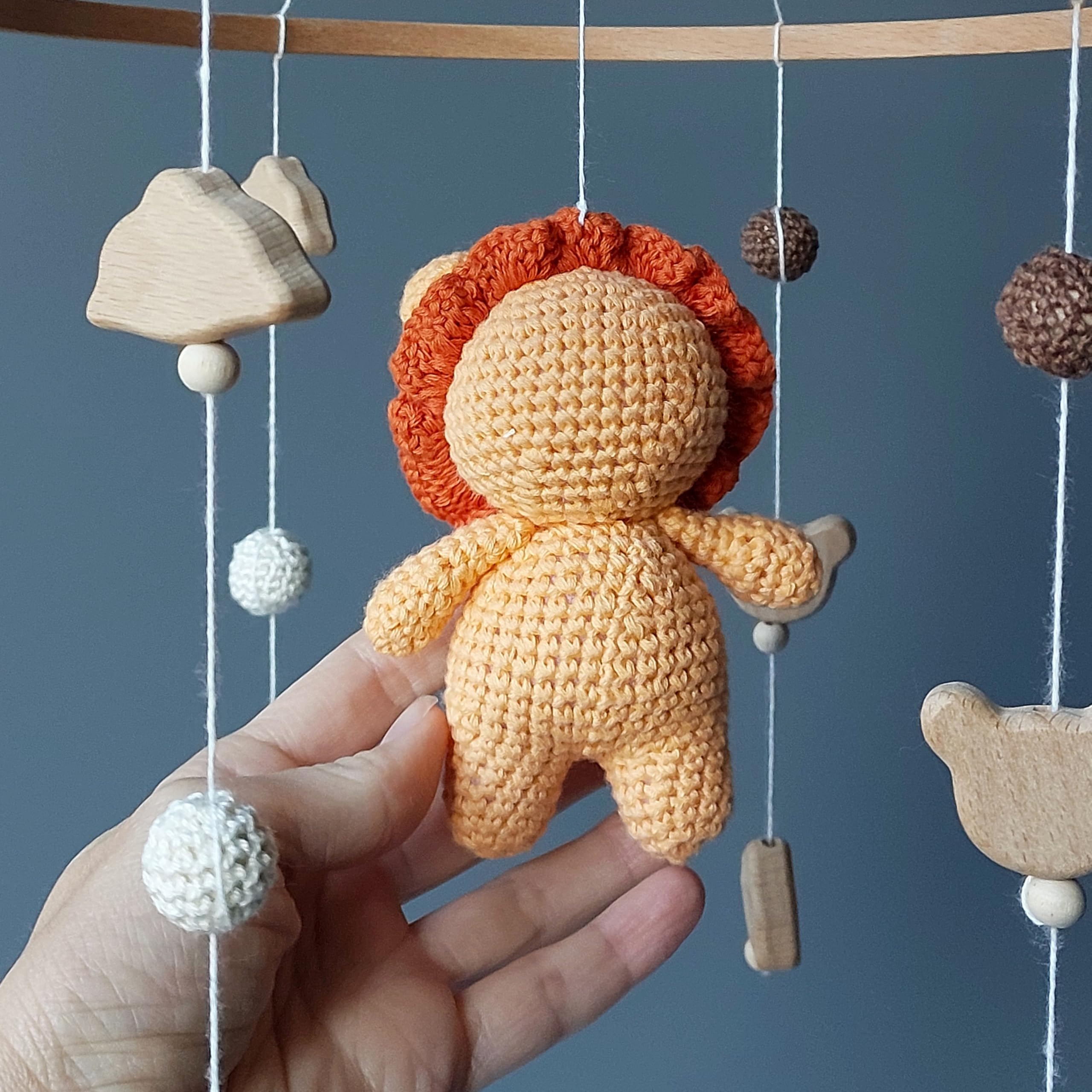 Baby Mobile mit gehäkeltem Löwen – Handgemachtes Kinderbett Mobile aus Holzperlen und Baumwolle – Safari Deko fürs Babyzimmer – Neugeborenen Geschenk