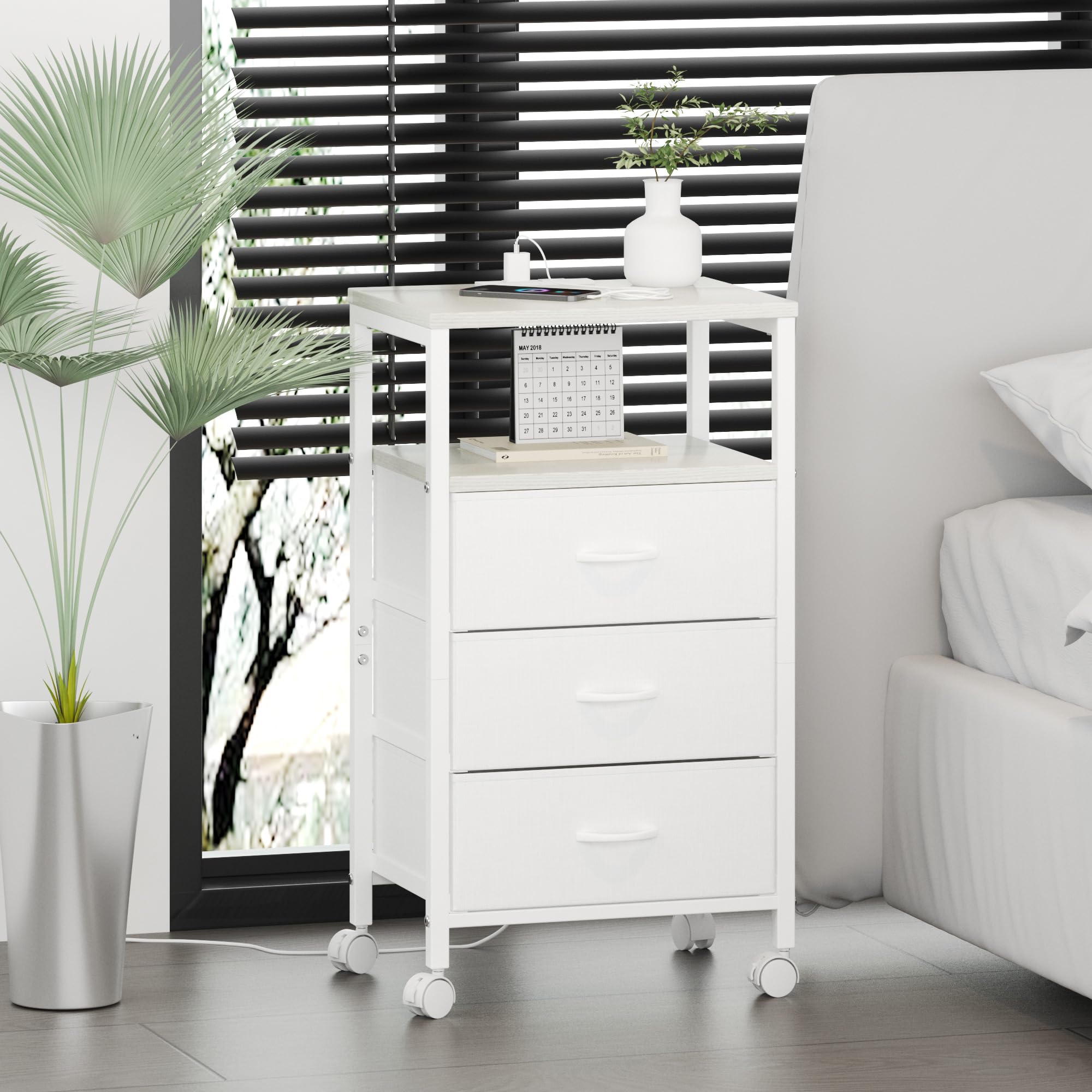 Lutown-Teen Mesita de Noche Blanca Alta de 73 cm, Mesa Auxiliar con Enchufes, Estructura de Metal y 3 Cajones de Tela, Mesillas de Noche con Ruedas, para Dormitorio, Salón, Blanco