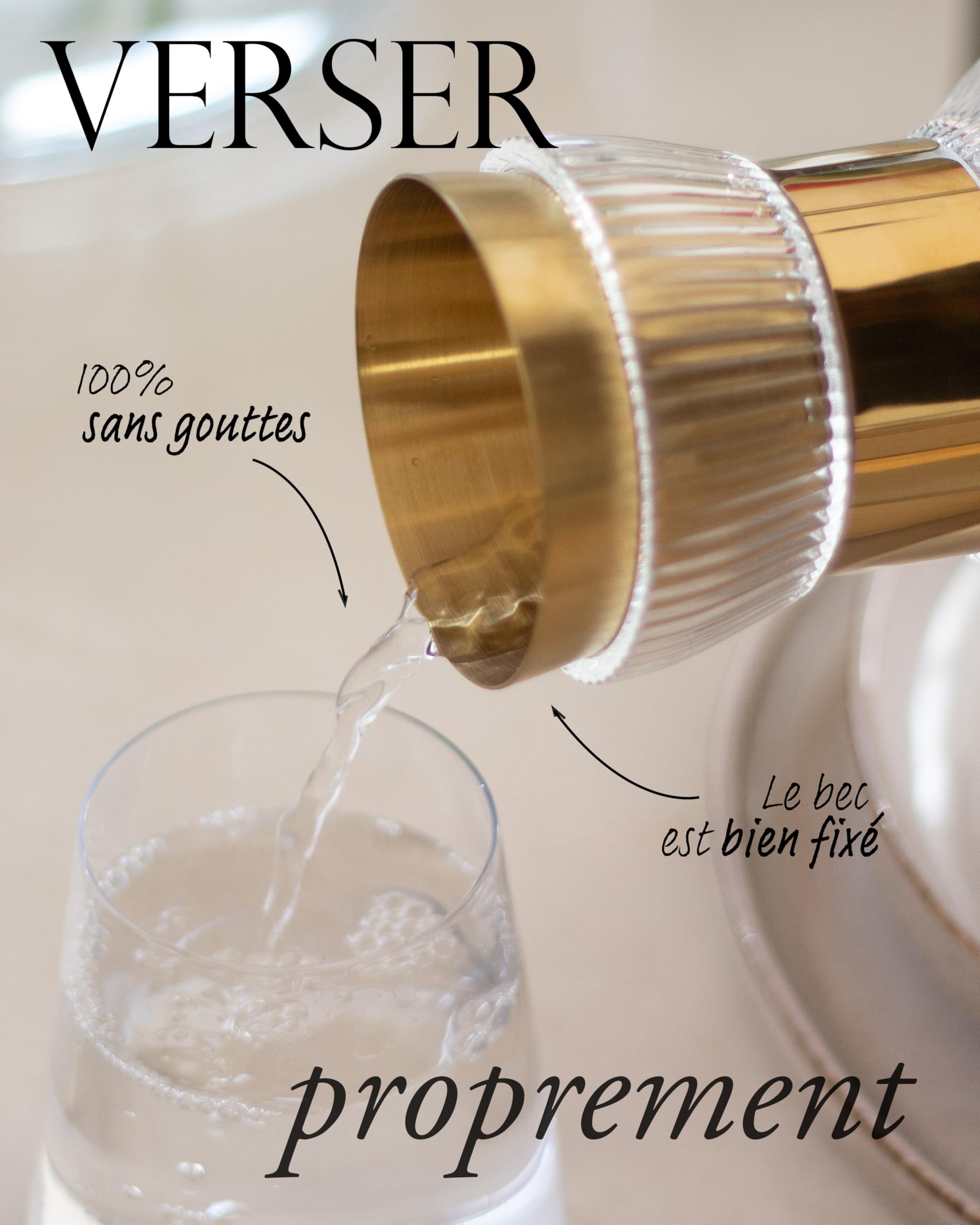 MAMEIDO Carafe à eau avec bec verseur et passoire 1,5 l (Crystal Gold) | En verre cristal soufflé bouche, aspect côtelé élégant, bec verseur anti-goutte – idéale à offrir