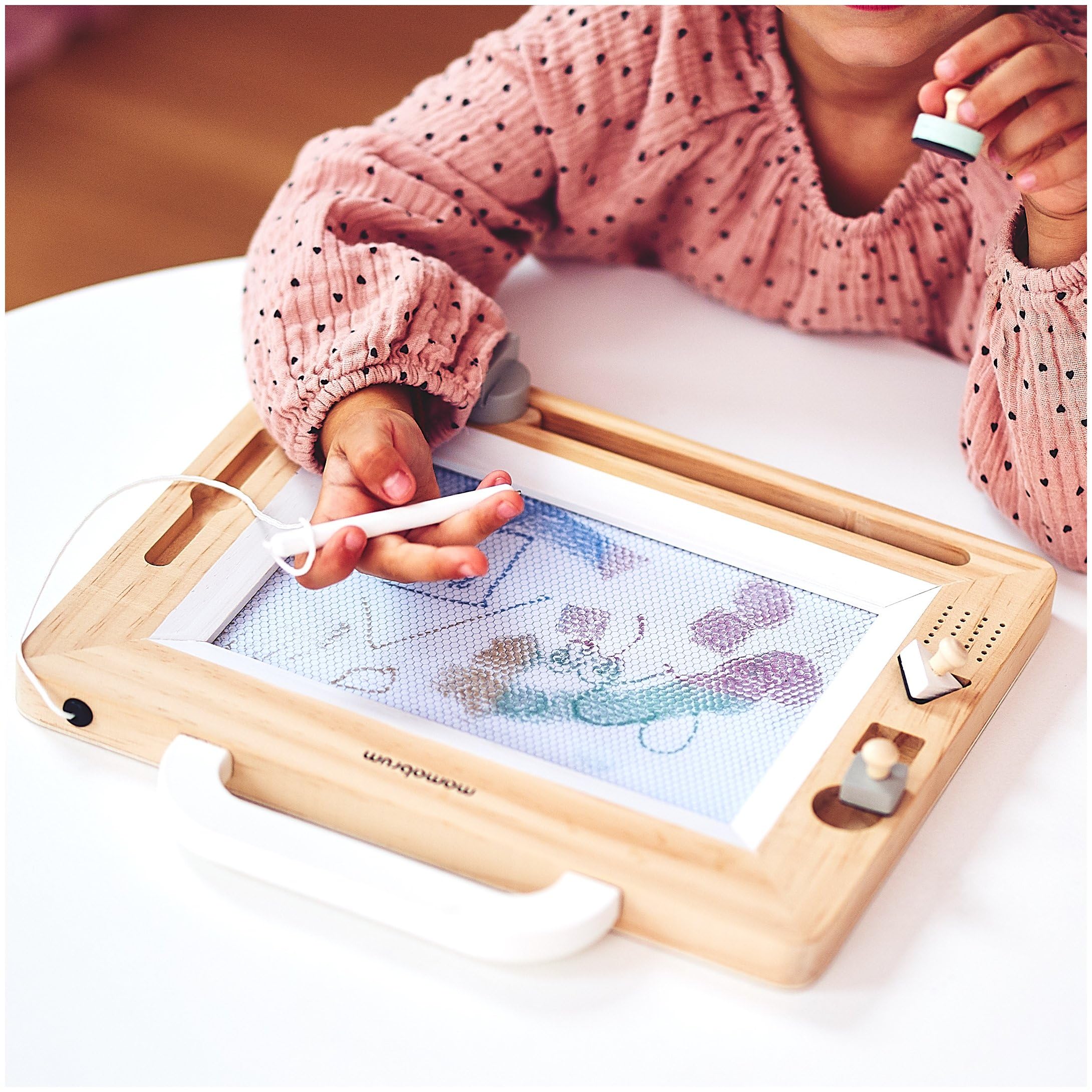 Mamabrum Lavagna per Bambini con Timbri in Legno - Giochi Bambini 3 Anni per Imparare a Scrivere e Disegnare - Tavolo Magnetico Educativo con Stilo di Sicurezza