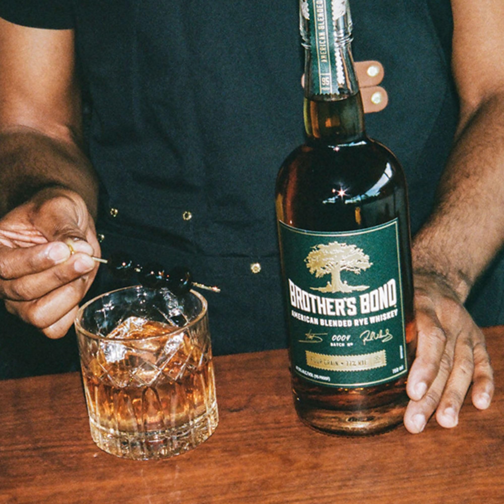 Brother’s Bond American Blended Rye Whiskey 700 ml – 47,5% Vol, mindestens 4 Jahre gereift – Rye mit 77% Roggen – vollmundig, würzig & aromatisch – pur oder in Cocktails