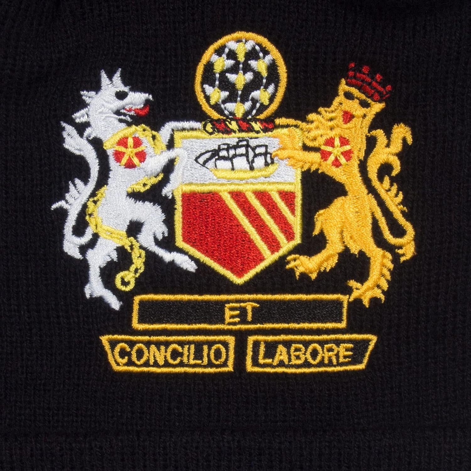Beanie Bobble Hat Manchester Crest in United Colours - Image 2