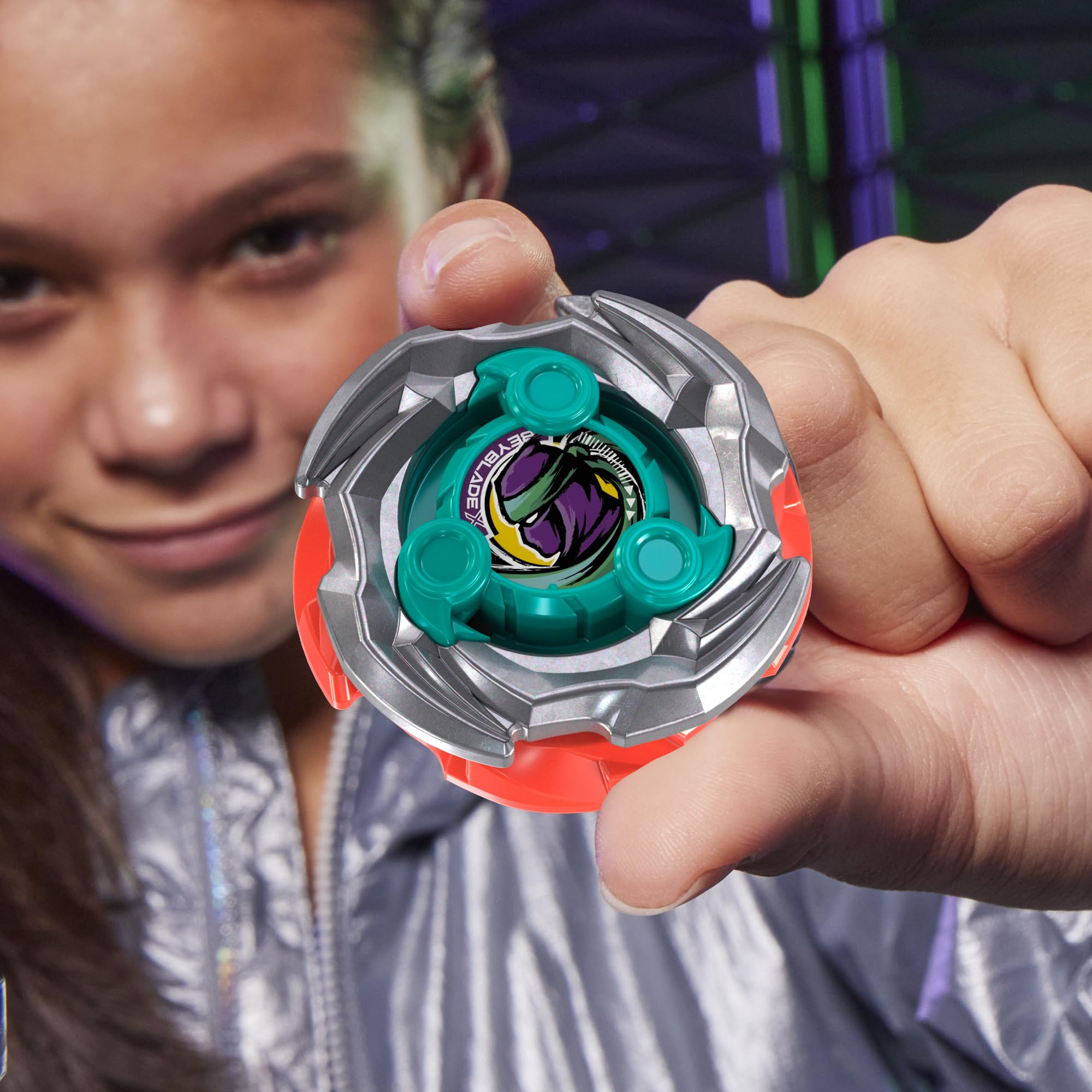 Beyblade X, Set de Batalla Sneak Attack con Arena Beystadium, 2 Tops Takara Tomy de rotación Derecha, 2 lanzadores, A Partir de 8 años