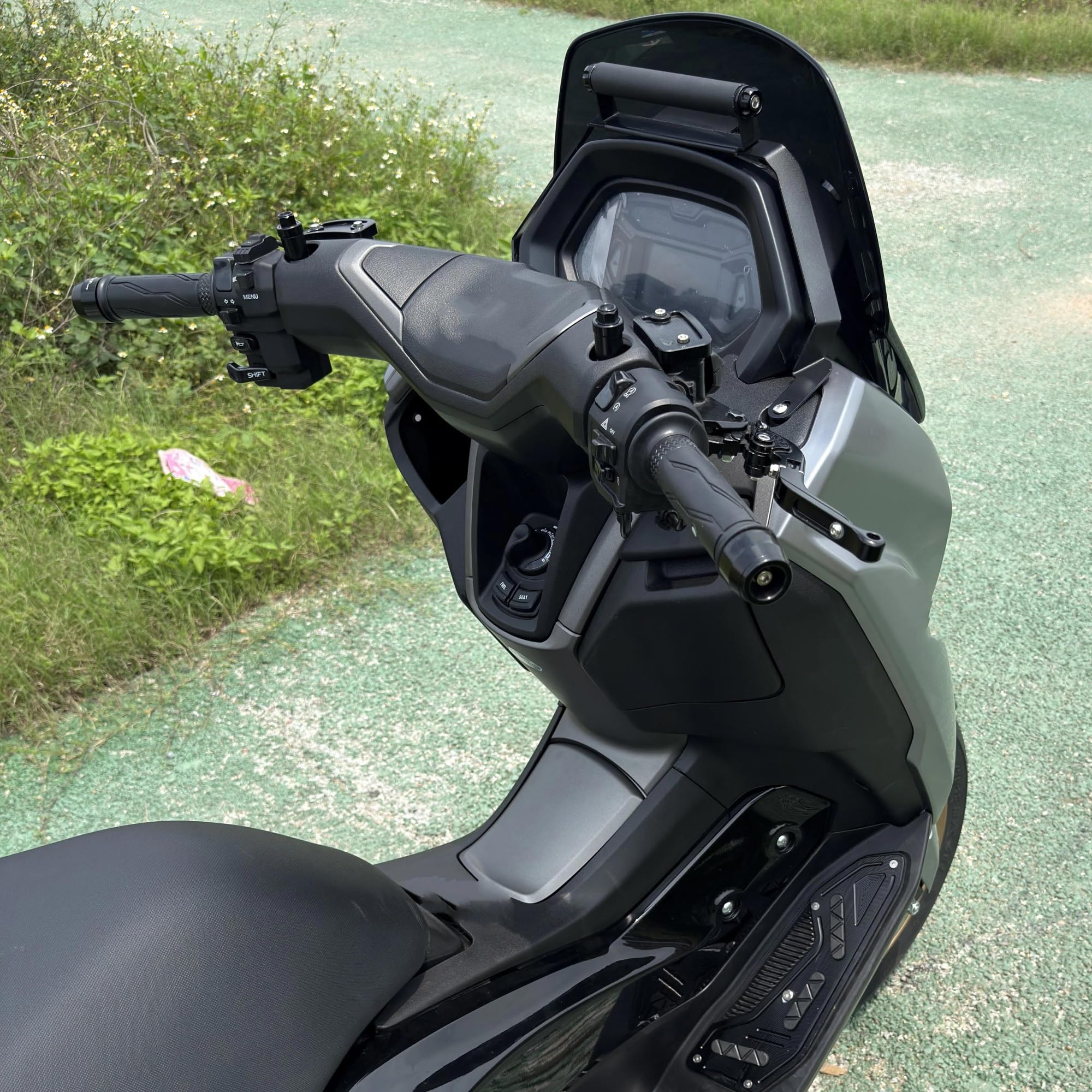 Motocyklowy uchwyt nawigacyjny GPS, pasuje do YAMAHA NMAX155 125 2025, uchwyt na telefon, przedłużenie urządzenia nawigacyjnego Motocykl widelec wspornik kierownicy (czarny)