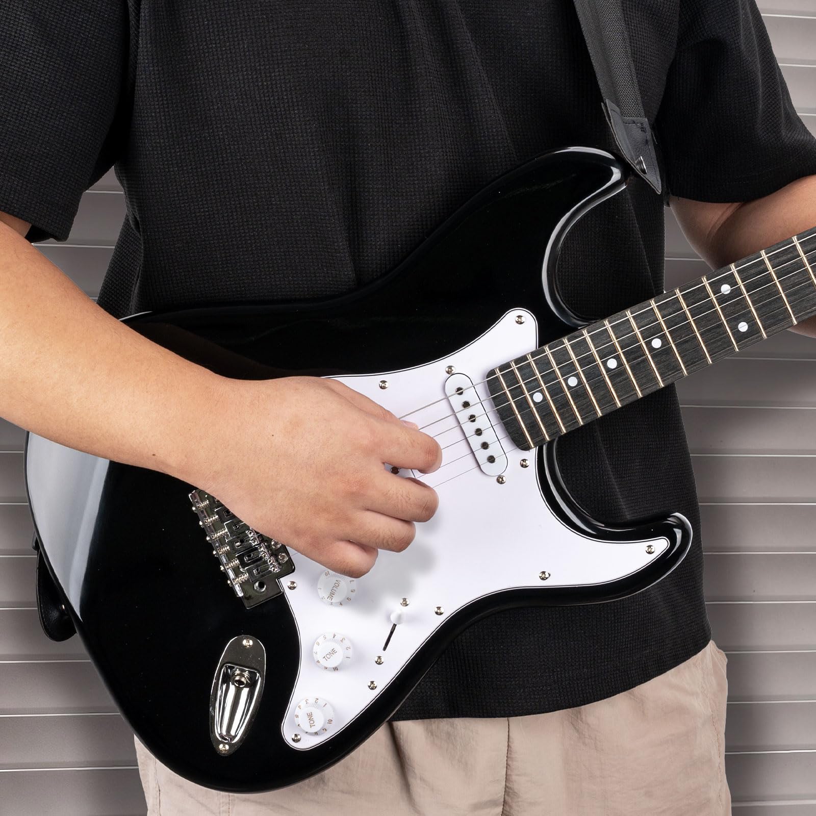 E-Gitarre 39 Zoll Anfänger E-Gitarre Kits mit Verstärker Classic SSS Tonabnehmer Komplett mit Gigbag Tuner Kapodaster Gurt Plektren Gitarrensaitenwickler Schwarz