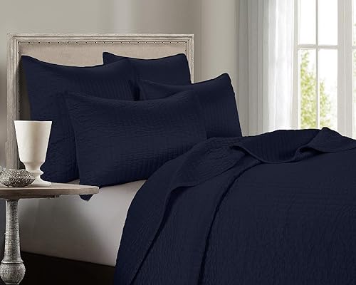 HiEnd Accents - Juego de edredón de 3 piezas con fundas de almohada, tamaño Super Queen, color azul sólido, ropa de cama de lujo de estilo