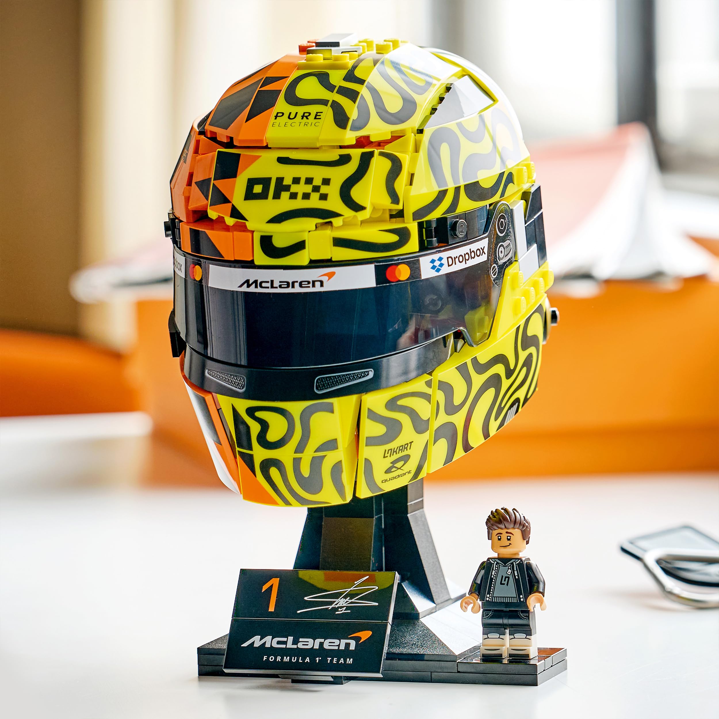 LEGO Editions Casco di Lando Norris McLaren Mastercard F1 Team - Gadget F1 - Kit di Modellismo con Minifigure da Collezione - Regalo per Ragazzi da 14 anni in su e Adulti Fan dei Motorsport - 43023