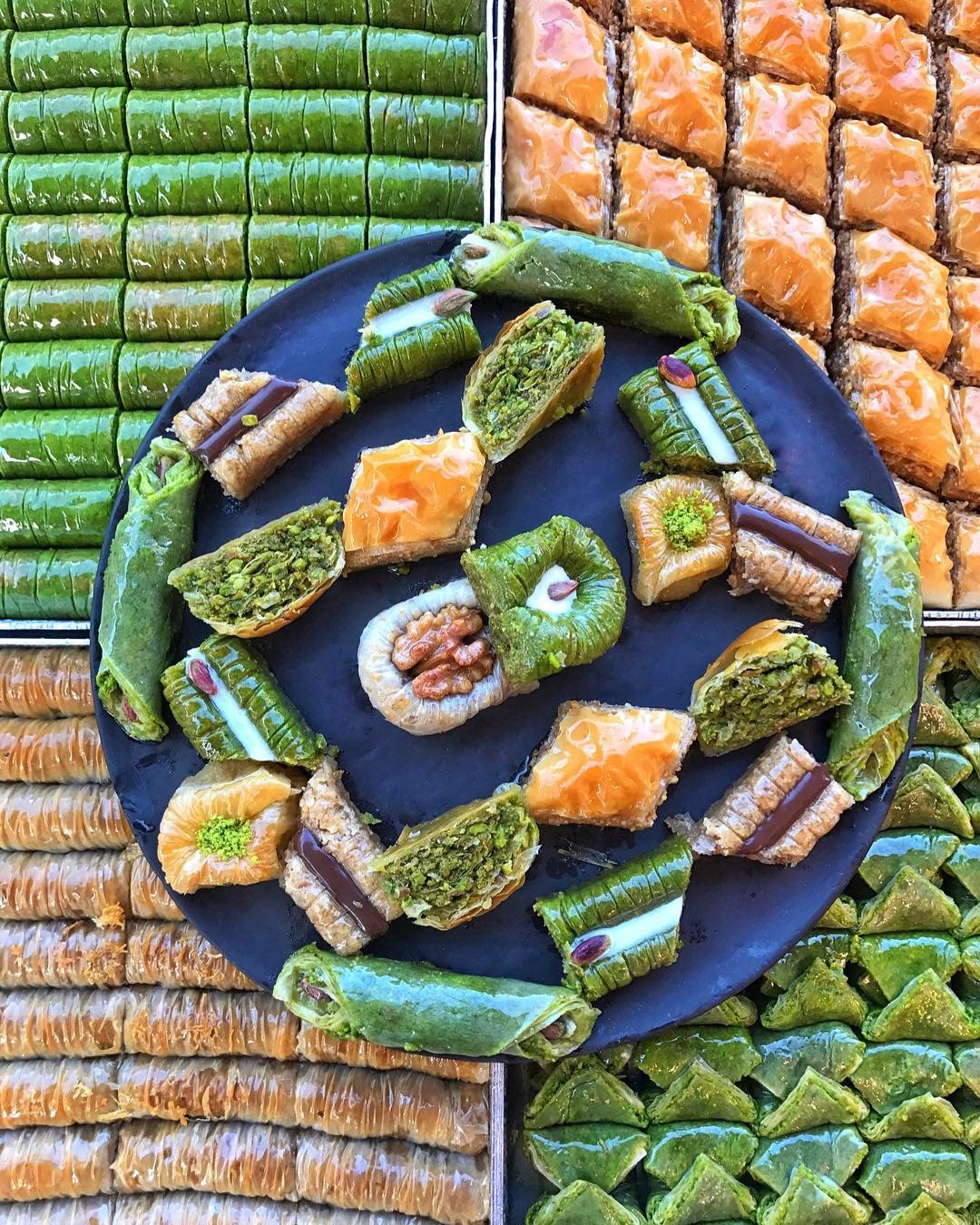 Hafiz Mustafa 1864 Istanbul Baklava Pastry Box - Baked Baklava Dessert Snacks Made from Fresh Phyllo Dough Sheets, Pistachio, Hazelnut, Walnut - Turkish Sweets Tray Gift Ideas for Birthday, Christmas