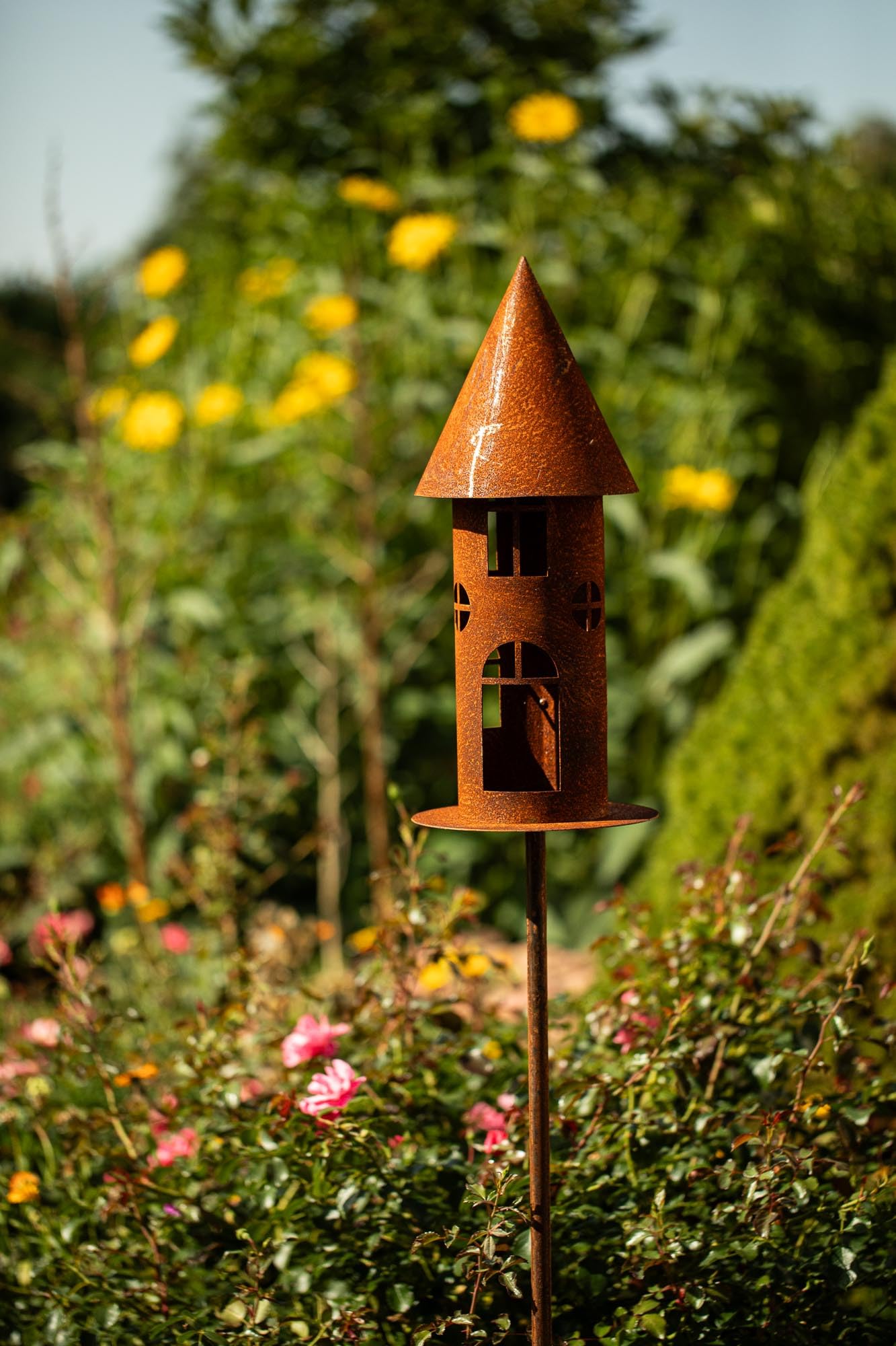 Edelrost Garten Deko Windlicht Vogelhaus Naturrost rostige Dekoration Gartenstecker Beetstecker Topfstecker Landhaus Kerzenhalter Vogelfutterhaus rund auf Platte Futterhaus