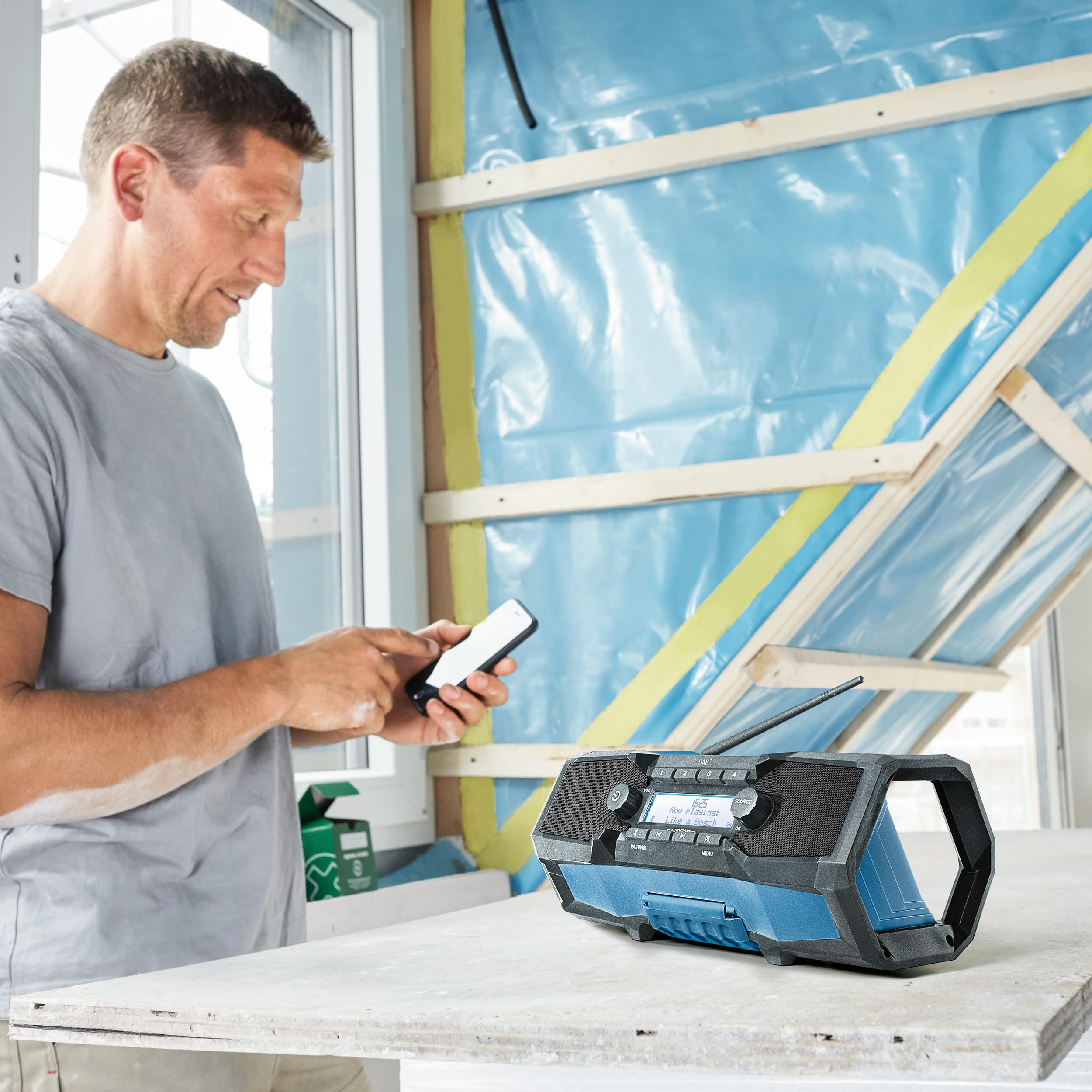 Bosch Professional 18V System Radio de Chantier sans-Fil GPB 18V-2 SC (réception Via Dab+, Bluetooth, FM et AUX, avec 1 Bloc Secteur, 1 câble AUX, 1 Pile Bouton au Lithium de 3V CR2032)