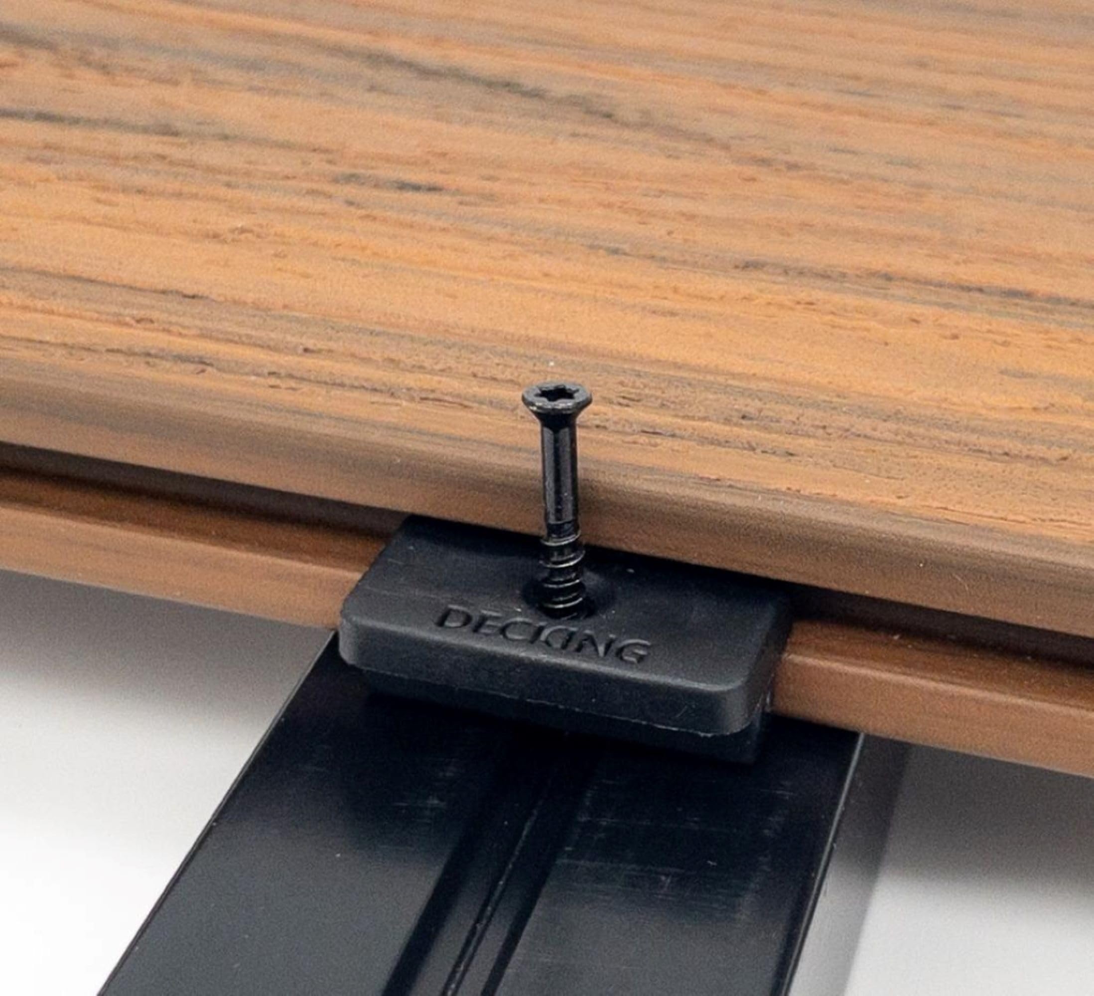 Clip di fissaggio a T, confezione da 500, viti di montaggio nere incluse, punta inclusa, fornisce uno spazio di 6 mm tra le assi in composito, si adatta alla maggior parte dei