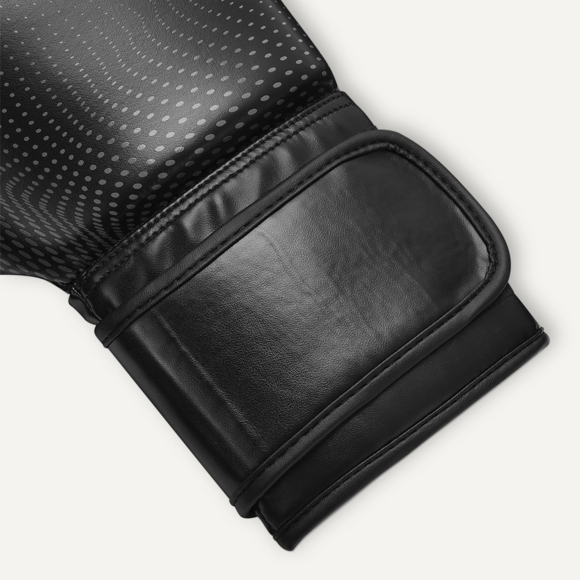 Amazon Basics Guantes de Boxeo de Cuero Sintético para Hombres y Mujeres - Guantes de Entrenamiento para Sparring, MMA, Muay Thai - Diseño Ergonómico y Transpirable con Soporte de Muñeca - Negro - 5