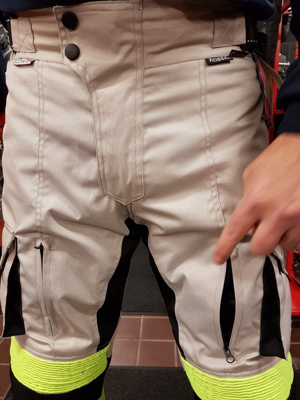 Bikers Gear Australia Hi Viz Safety GloRider - Pantalones impermeables para motocicleta con armadura extraíble CE1621-1