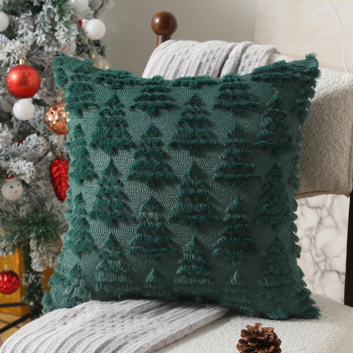Juego de 2 fundas de almohada navideñas de 18 x 18 pulgadas, fundas de almohada de color verde oscuro para árbol de Navidad, fundas de almohada suaves de piel sintética para invierno, Navidad 3