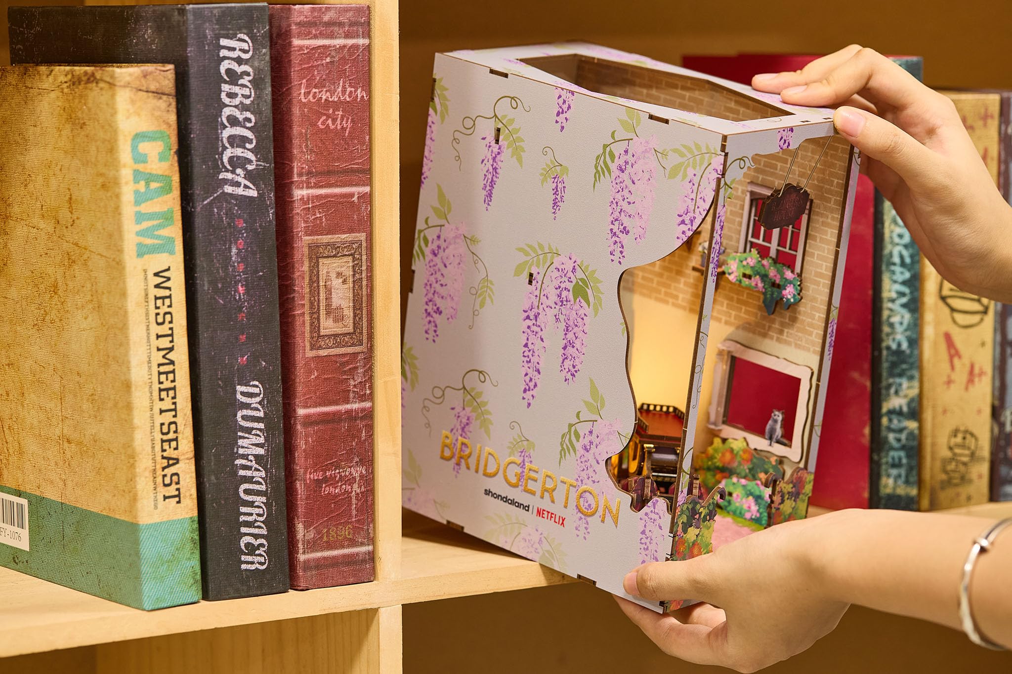 Revell Tiny Adventures Tiny Adventures - Bridgerton En la Luz Rincón de Libros - con Iluminación LED, 3D Miniatura Manualidades de Madera de Bricolaje