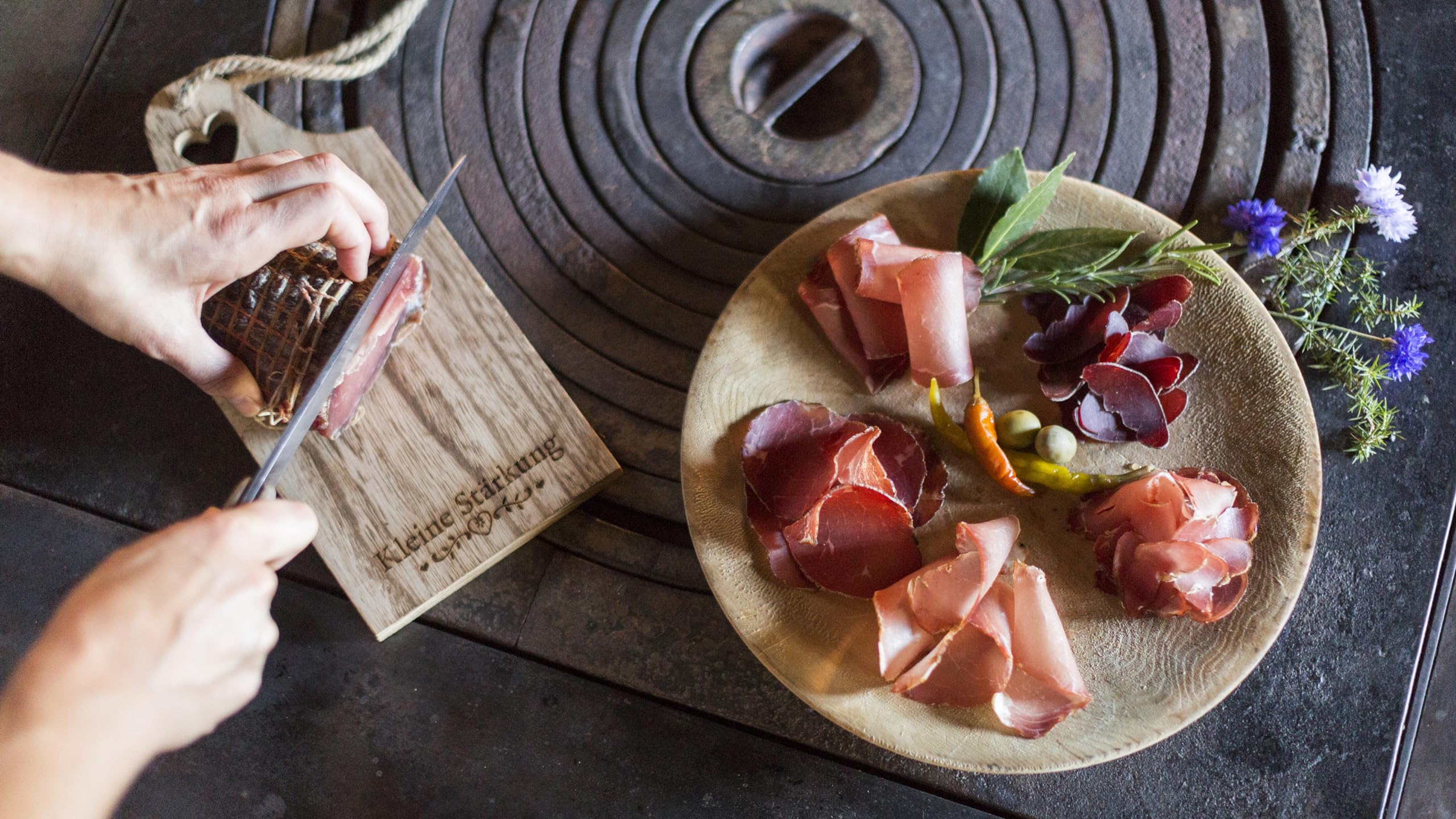 GUSTOS Lendenstück mit Bergkräutern - Milder und aromatischer Speck mit traditioneller Verarbeitung - 1 kg