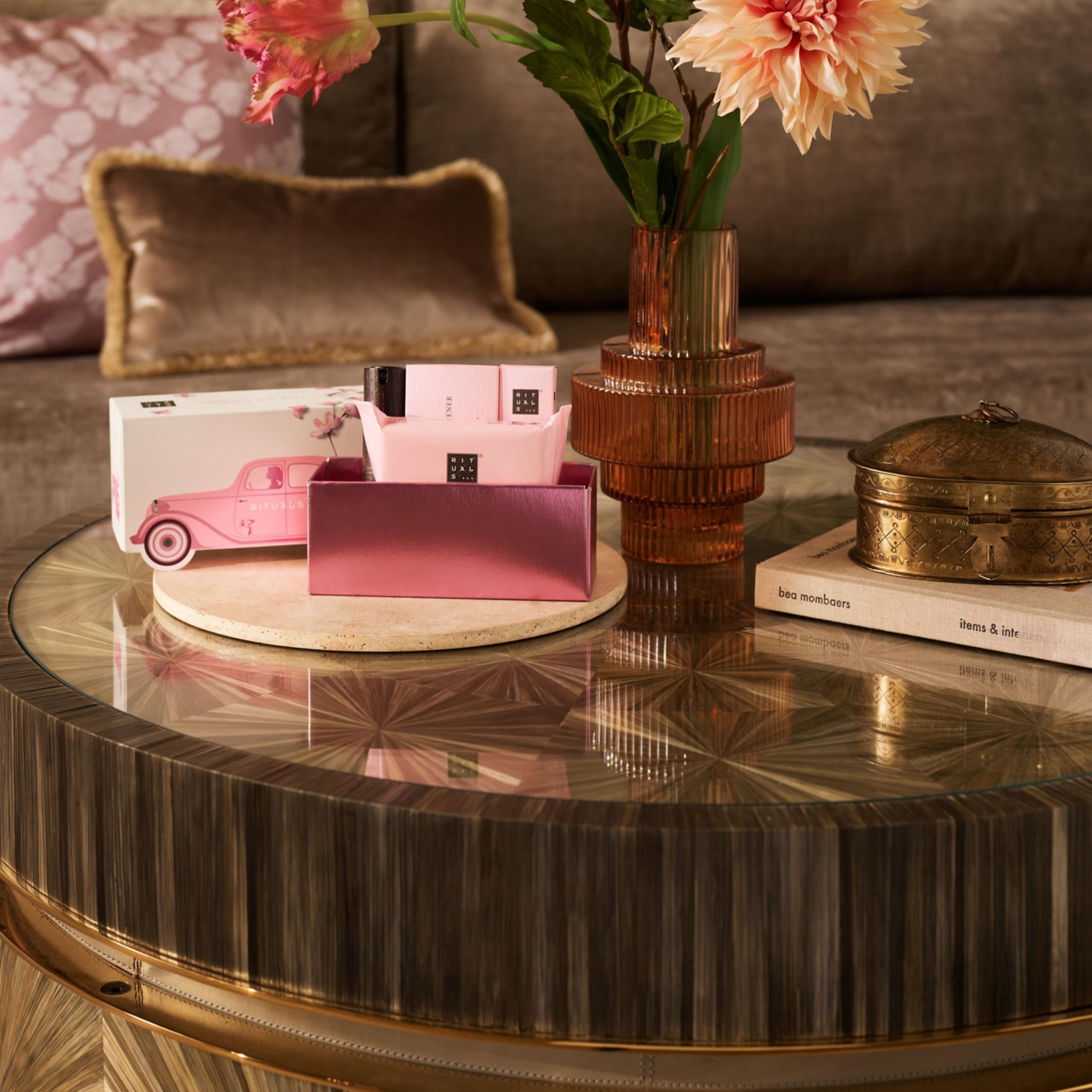 RITUALS The Ritual of Sakura Set de Regalo de Perfume para Coche – Incluye Perfume para Coche, Toallitas, 2 Ambientadores Recargables y un Soporte de Madera Reutilizable