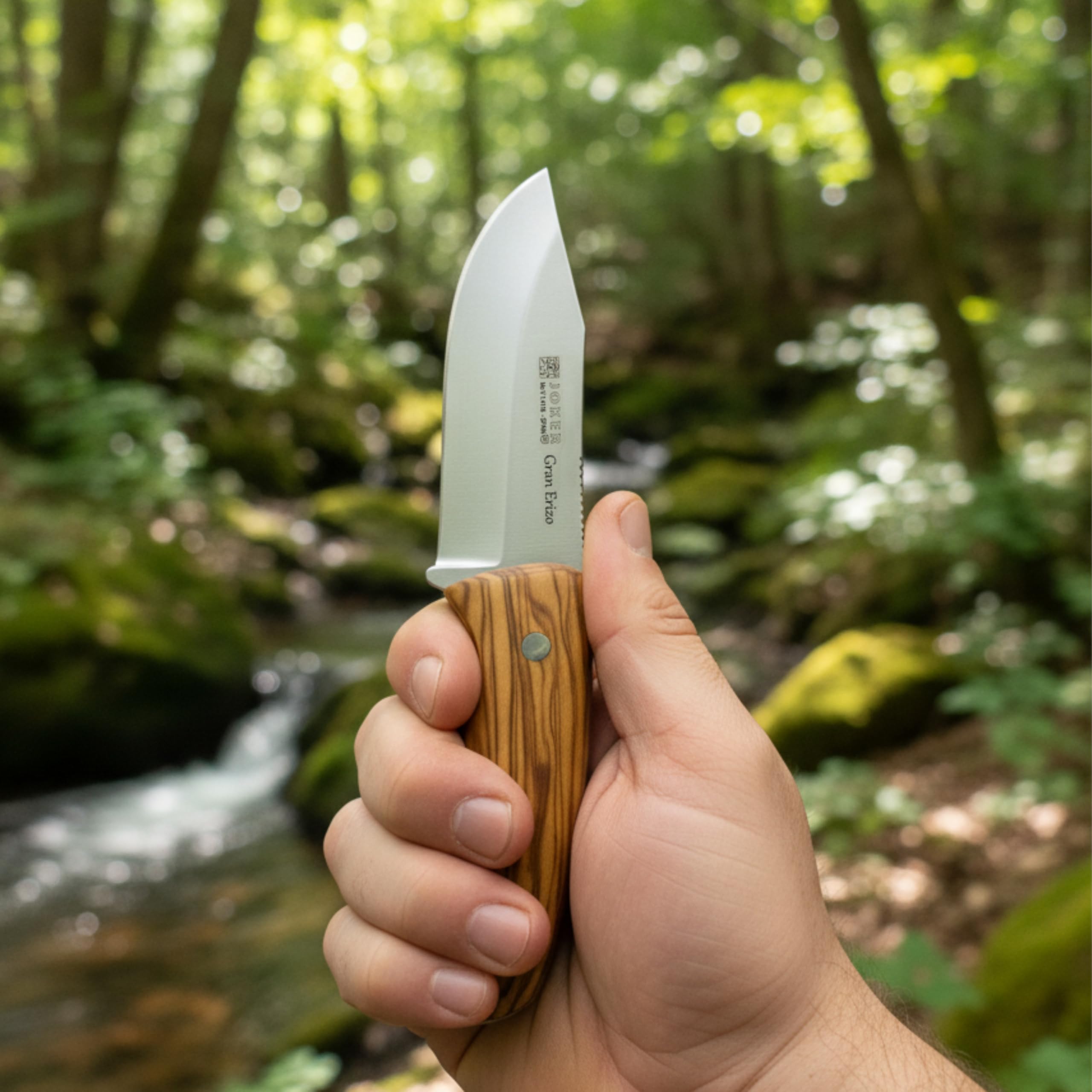 Joker "Gran Erizo CO145 Bushcraft Messer – Handgefertigt in Spanien, Olivenholzgriff, 9,5 cm MOVA 1.4116 Klinge aus rostfreiem Stahl, braune Lederscheide, ideal für Jagd, Angeln, Camping & Trekking
