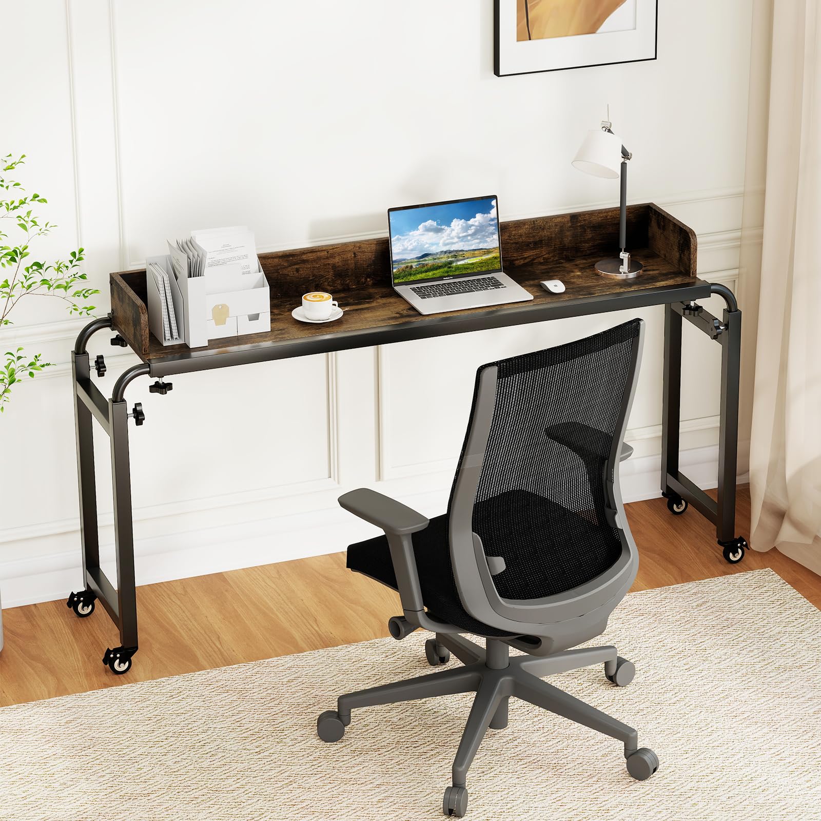 GIANTEX Mesa de Sobrecama con 4 Ruedas, Escritorio Auxiliar con Altura y Ancho Ajustables, Tablero con Borde Anticaído, Estilo Industrial, Mesa Bandeja para Dormitorio, Salón