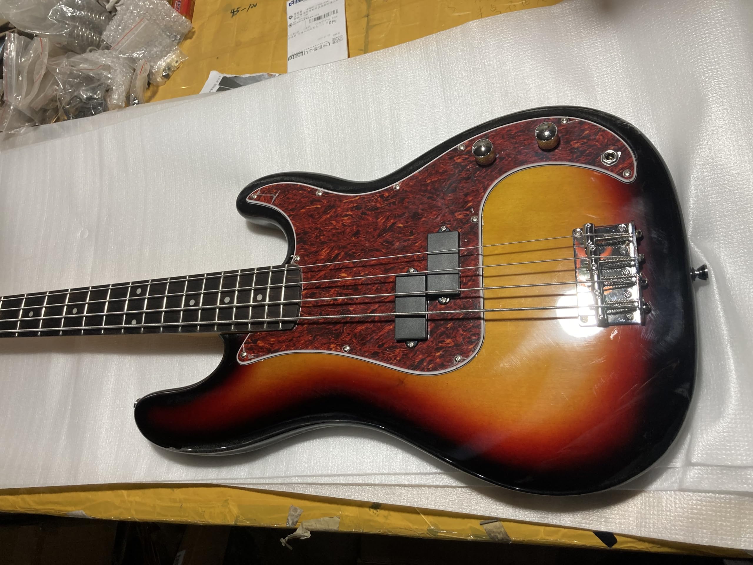 Niestandardowa 4-strunowa gitara basowa Sunburst z korpusem lipy, chromowanym osprzętem i błyszczącym wykończeniem