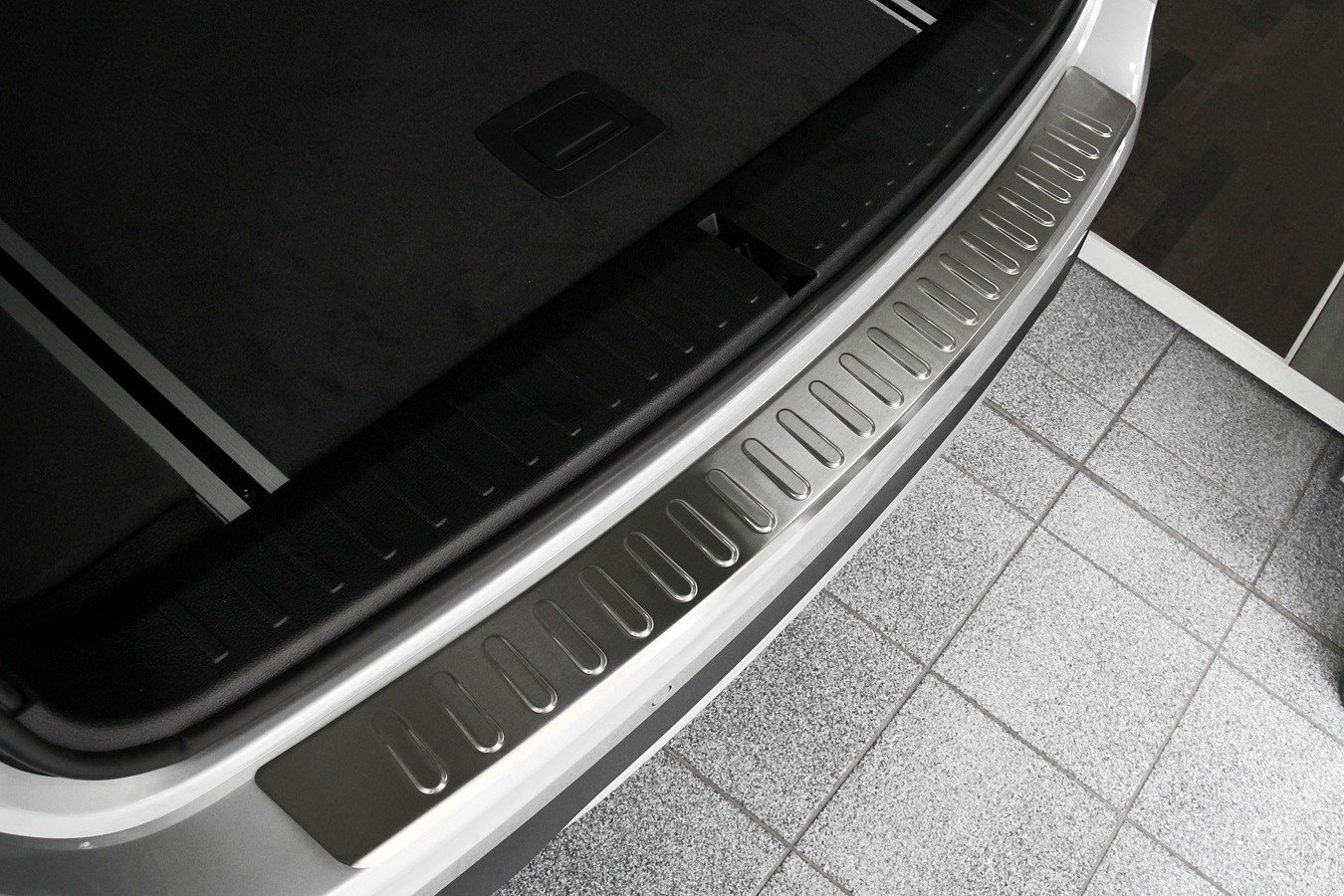 teileplus24 L505S Ladekantenschutz V2A Edelstahl kompatibel mit BMW X3 F25 (LCI) 2014-2017 Abkantung