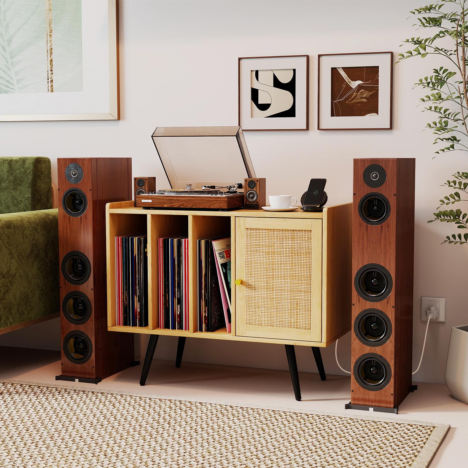 KOMFOTTEU Soporte para Tocadiscos con Estación de Carga, Mueble para Discos de Vinilo con 3 Estantes Abiertos y Armario con Puerta de Ratán, Mesa Auxiliar para Álbumes con Estante Ajustable (Natural)