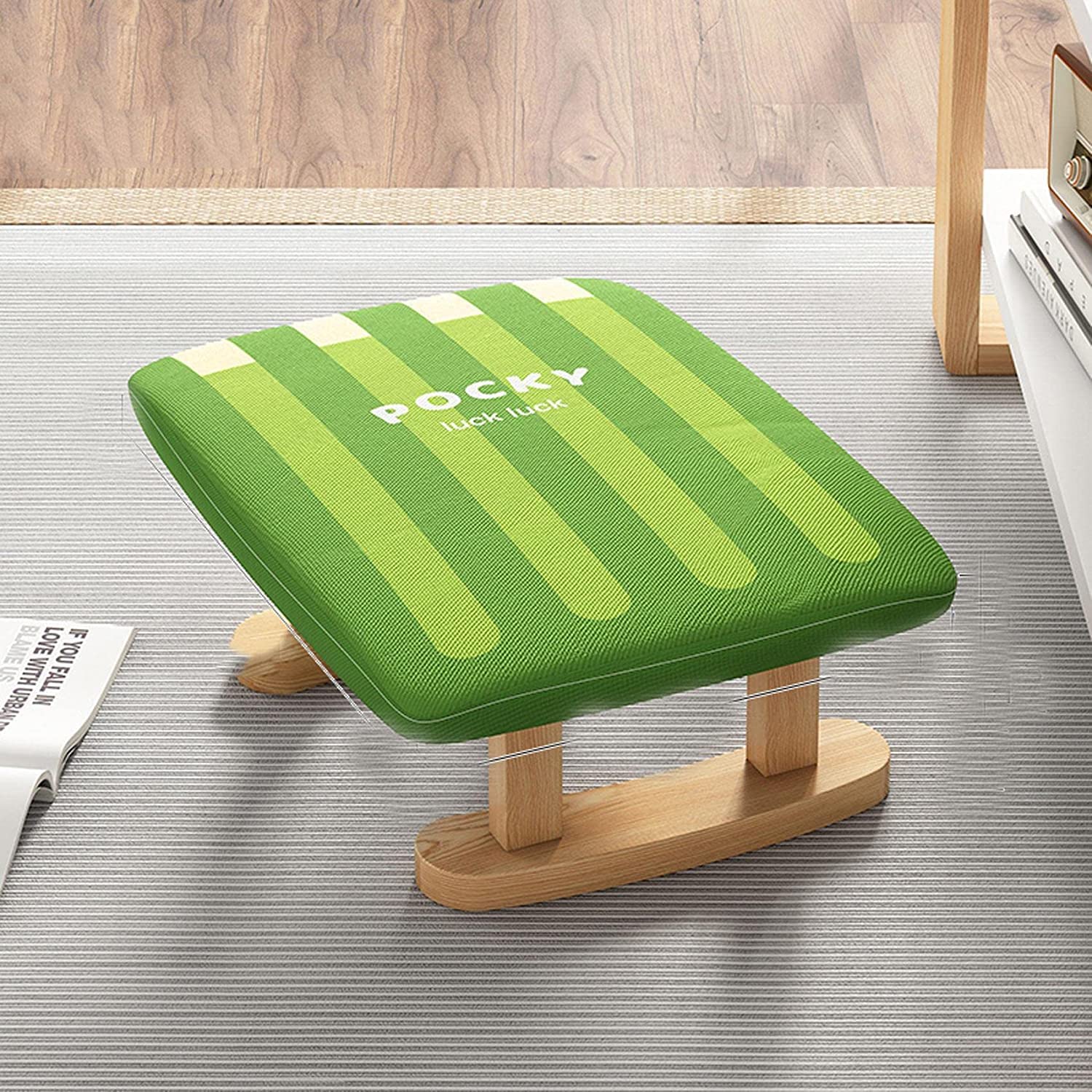 Petit repose-pieds vert en lin pour sublimer votre coin lecture