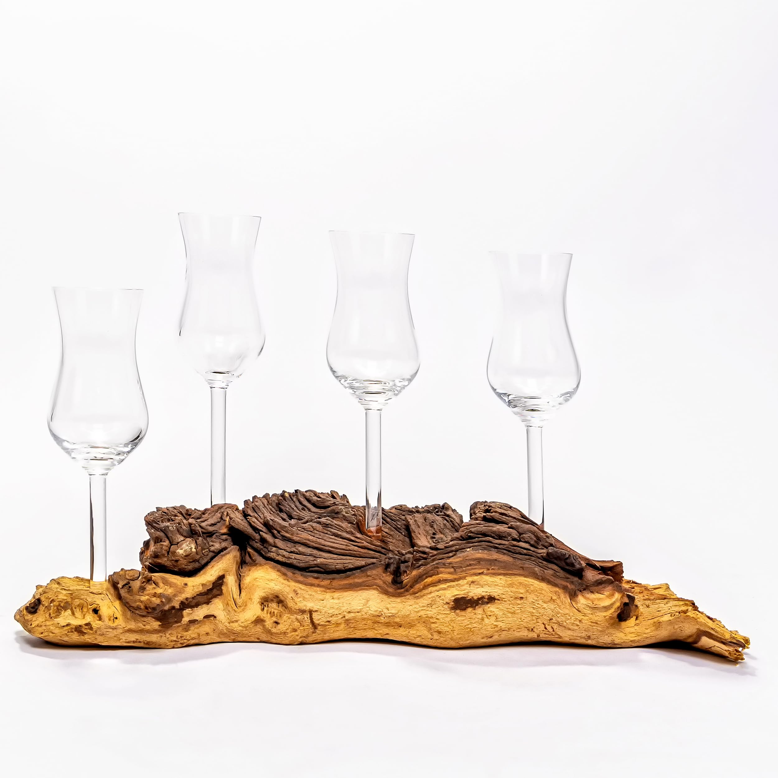 4 bicchierini da grappa/radice di grappa, nobili su una radice in vero legno. Ogni pezzo è unico. Perfetto come regalo per la festa del papà