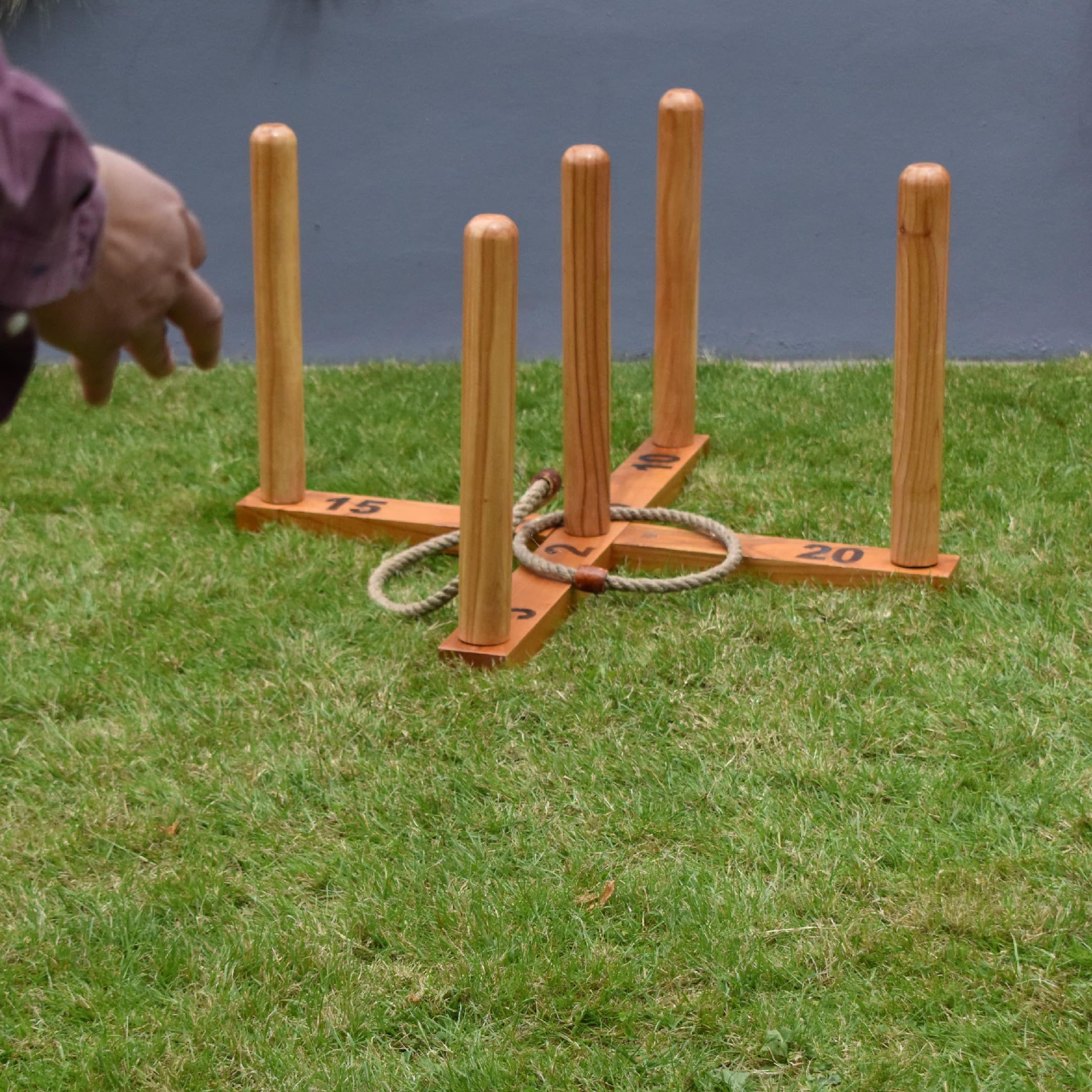 Lancer à anneaux - 100 x 100 cm - Jeu géant pour le jardin - Bois dur Eco - Fabriqué en Inde - Design Angleterre - Livré dans un sac de transport - Complet avec pieds en bois de 57 cm de haut