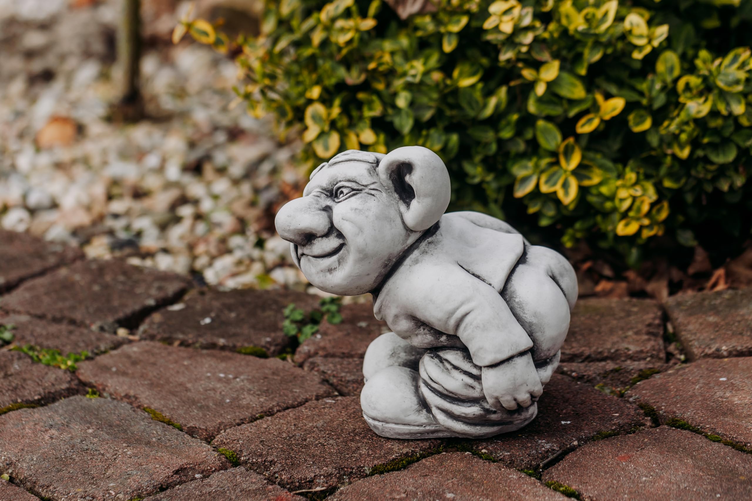 gartendekoparadies.de Lustiger Troll Modell Leck Mich, Figur aus Steinguss Frostsicher für den Außenbereich, Höhe 24 cm, Grau, 8 kg