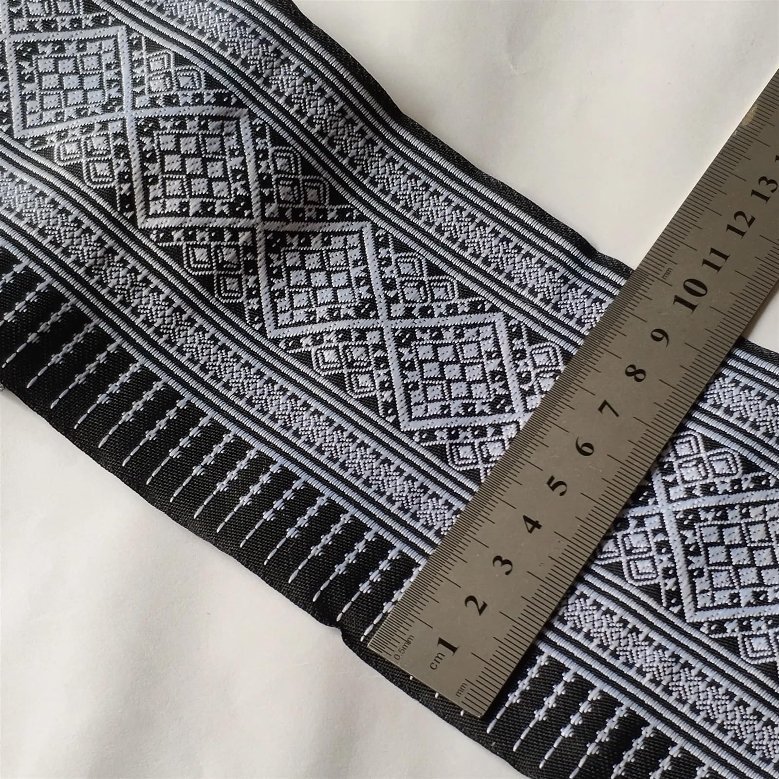 Wstążka tkana żakardowa, Kołnierzyk sukienki z żakardowej taśmy haftowanej krzyżykiem w stylu Hmong, czarny, 10 cm x 2 jardy, poliester