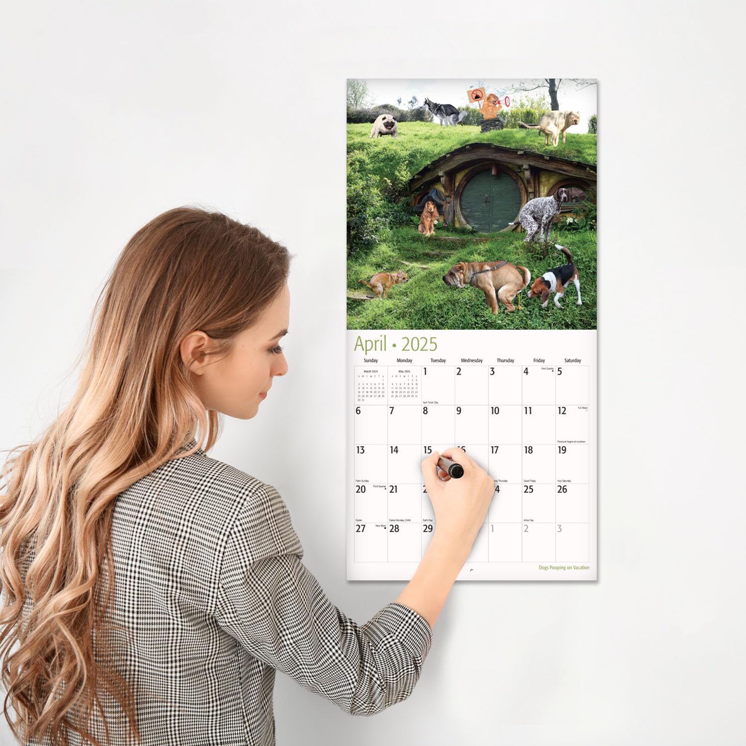 RED EMBER Dogs Pooping on Vacation - Calendario mensual de pared colgante 2025 | 12 x 24 pulgadas abierto | Papel grueso y resistente | Regalo | Divertido intercambio secreto de elefante blanco Yankee