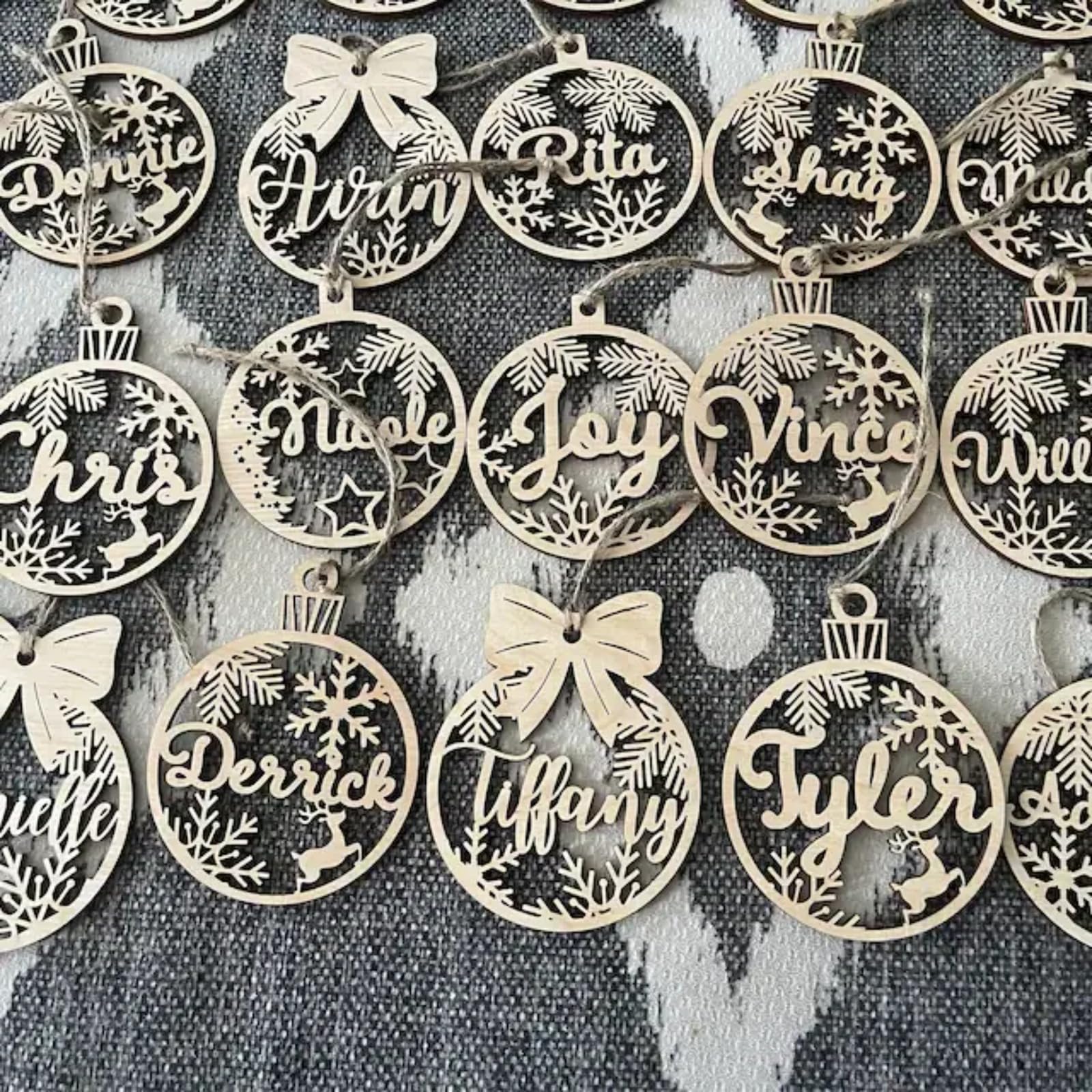 Personalisierte Weihnachtsschmuck, Weihnachtsbaum-Holzdekorkugeln, Geschenkpapieranhänger, personalisierte Lasergravur, verschiedene Namen, Tischkarte, Weihnachtsdekoration (20 Stück, B)