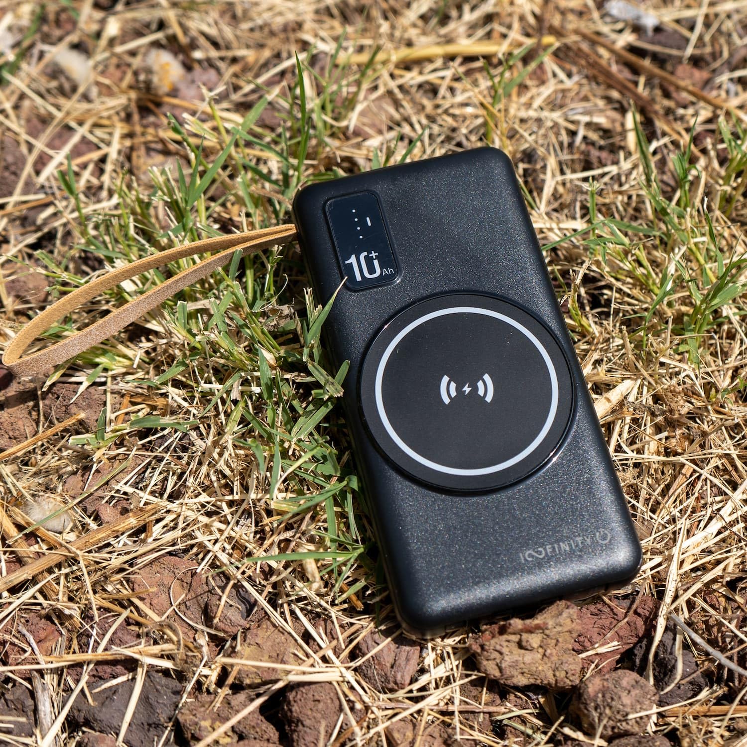Nomadyczna składana ładowarka solarna z 1 portem USB 10W i zewnętrzną baterią 10 000 mAh z wbudowanym kablem (USB-C, Lighning, Micro USB)