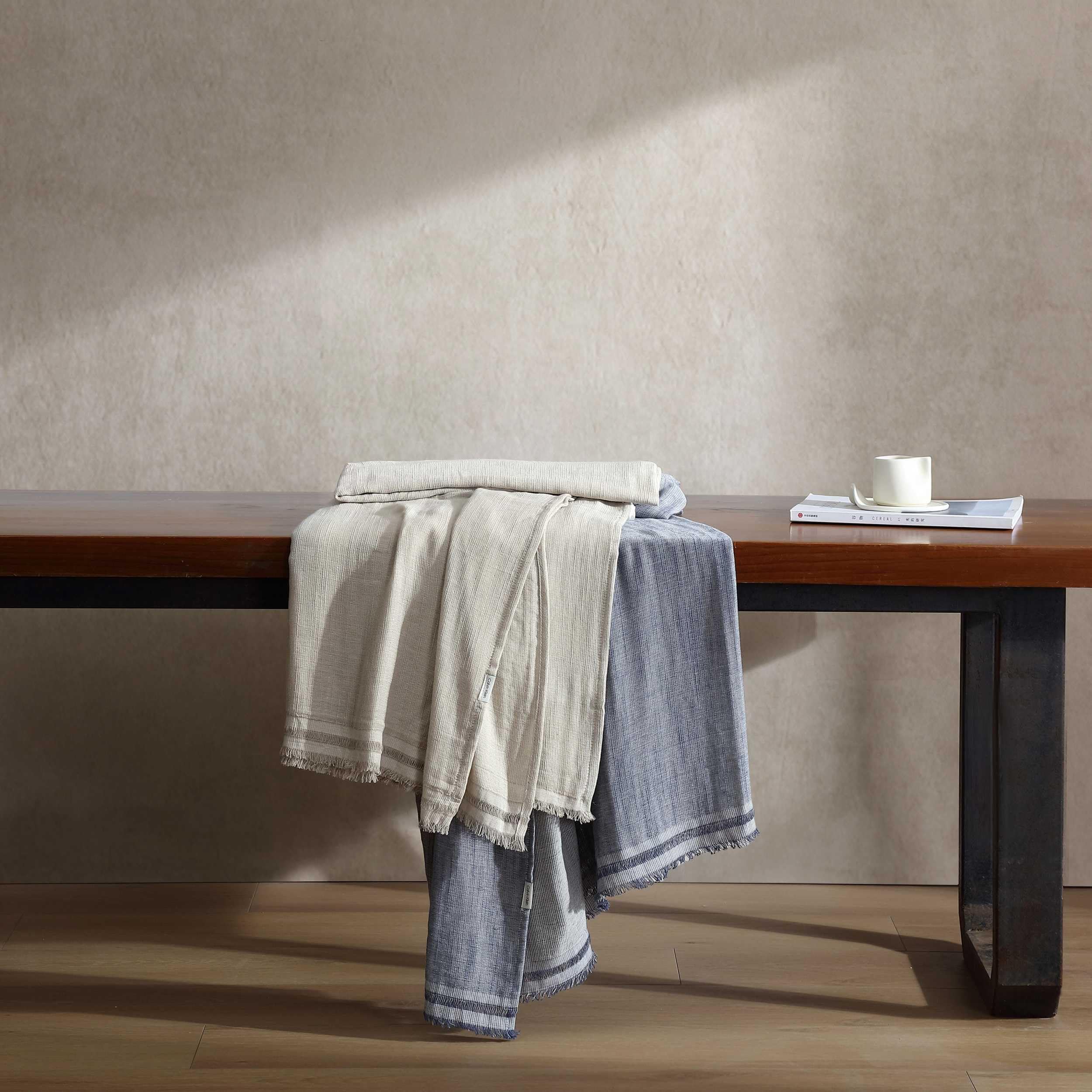 Calvin Klein - Copriletto, biancheria da letto a trama fine con bordi sfilacciati, leggera e traspirante, perfetta per letto, divano o sedia, certificata Oeko-Tex (beige, 152,4 x 177,8 cm)